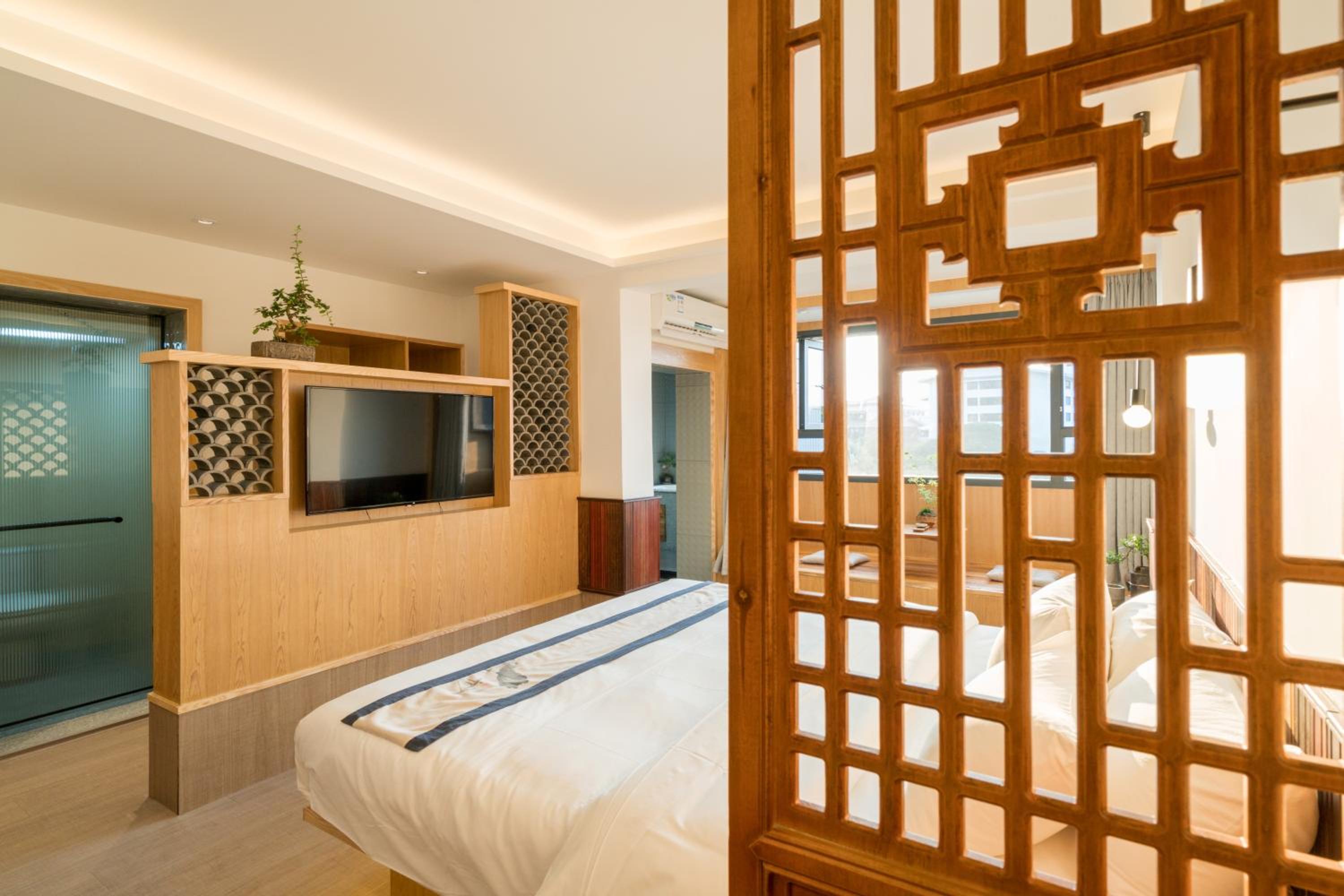 Deluxe Bathtub Room