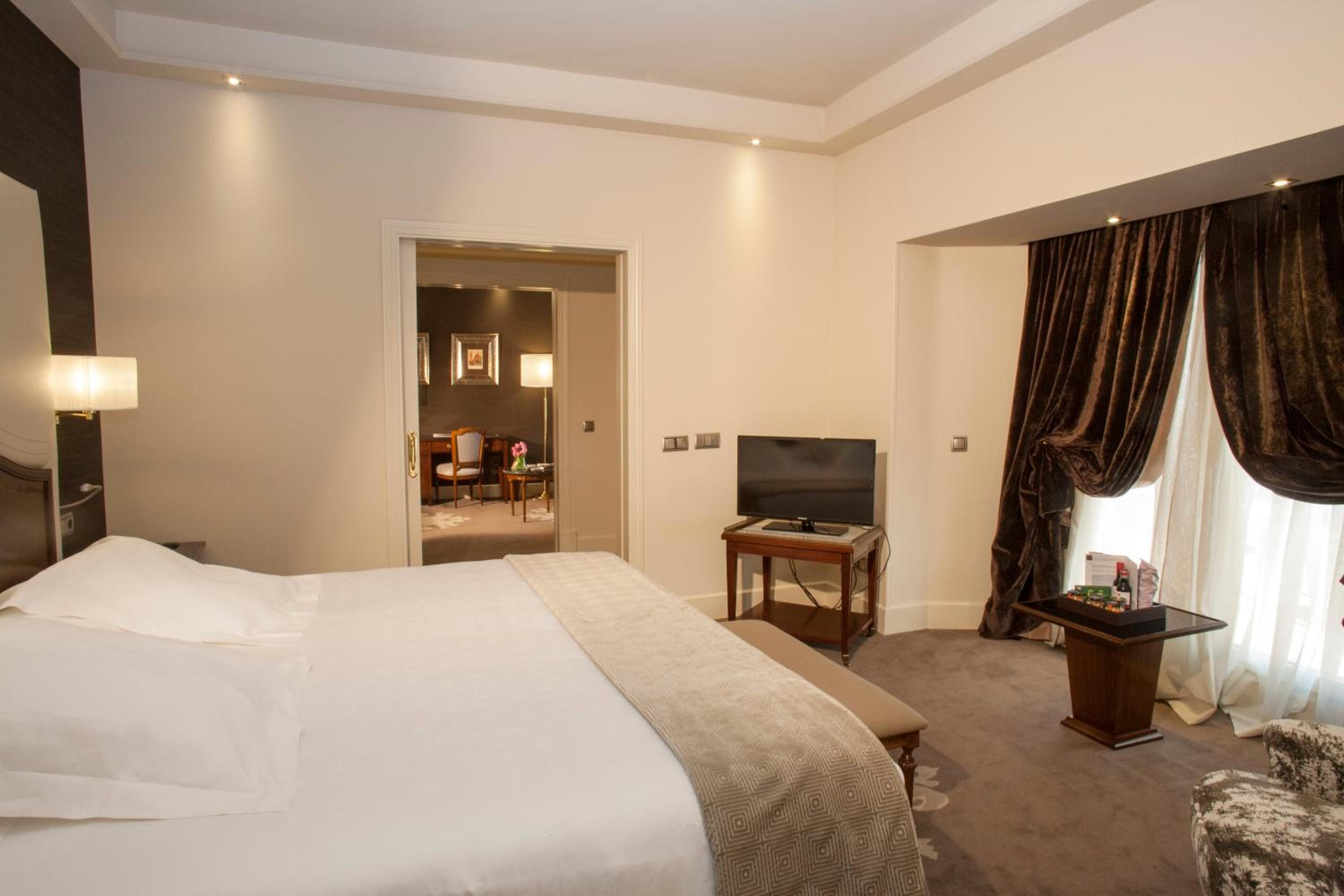 Junior Suite with Terrace - The Wellington Club - Photo 4