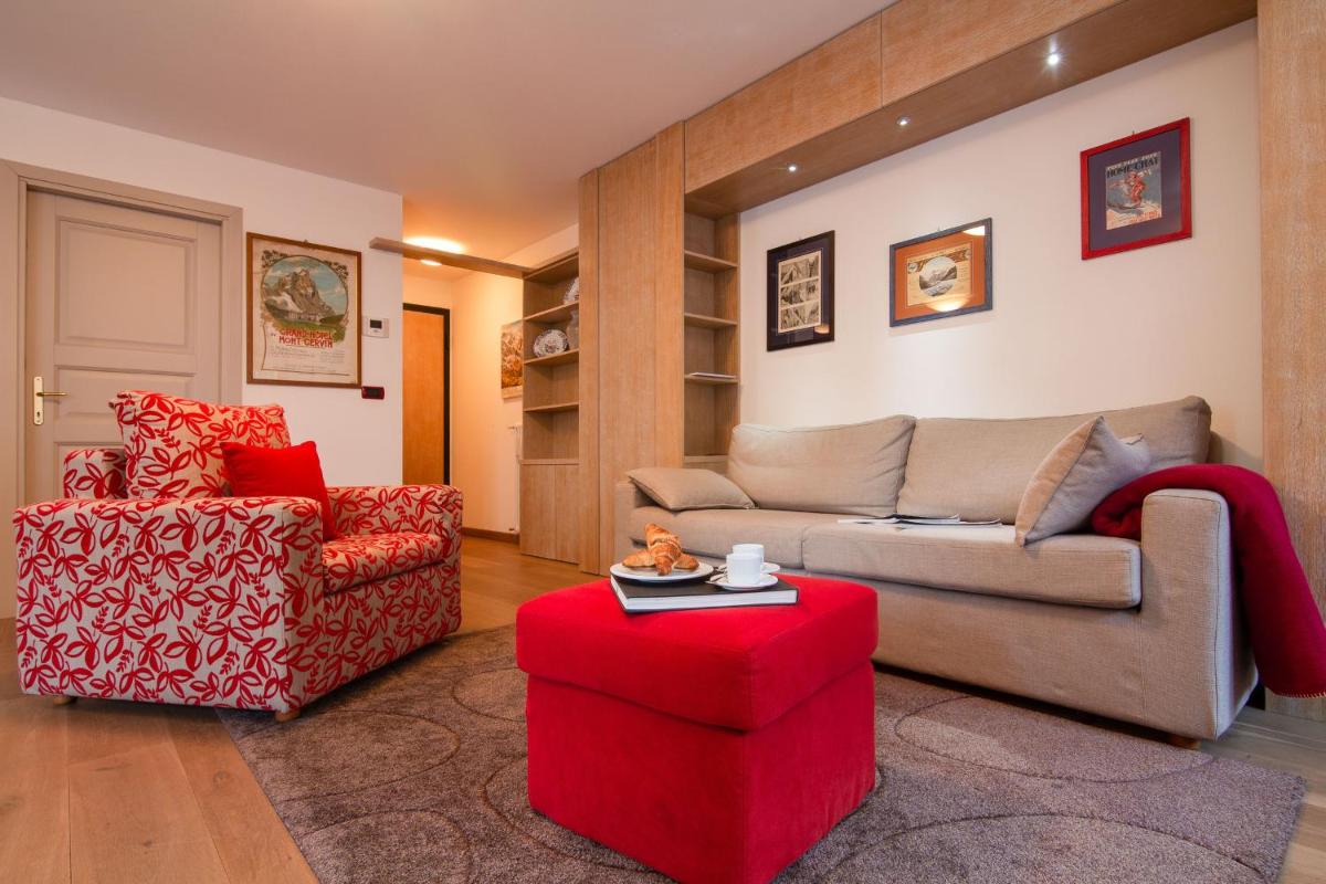 Apartment with Mountain View