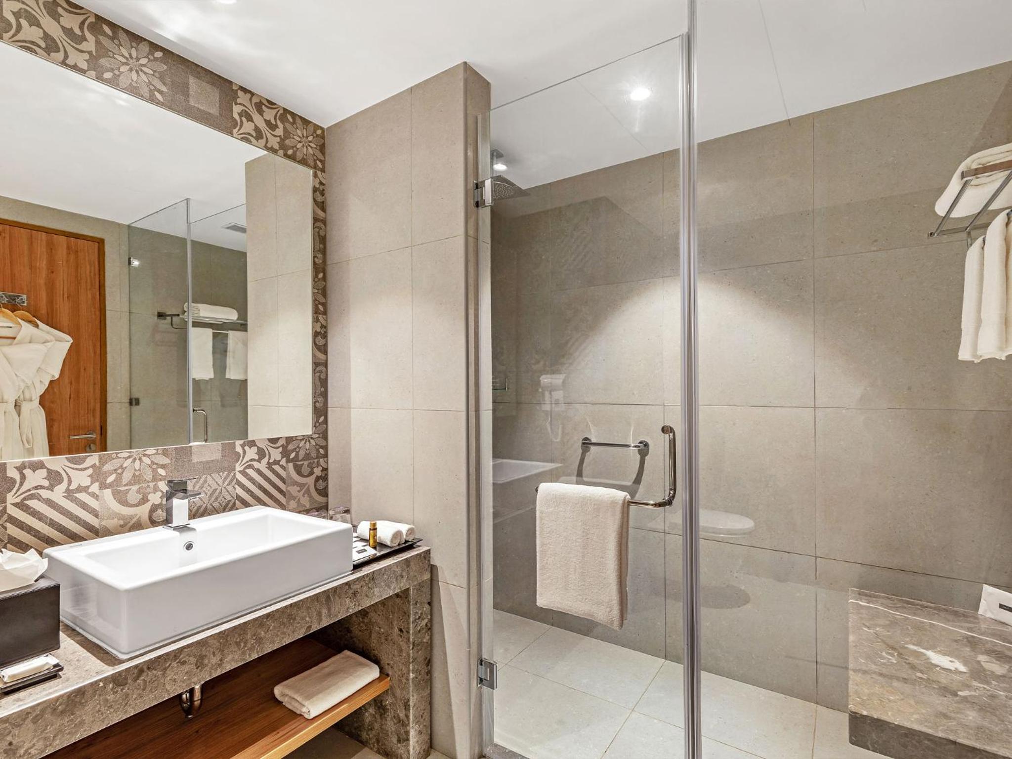 Superior Room with Two Twin Beds - 15% Discount on Food & Beverages and Laundry,  INR 500 SPA credit per room per stay - Photo 3