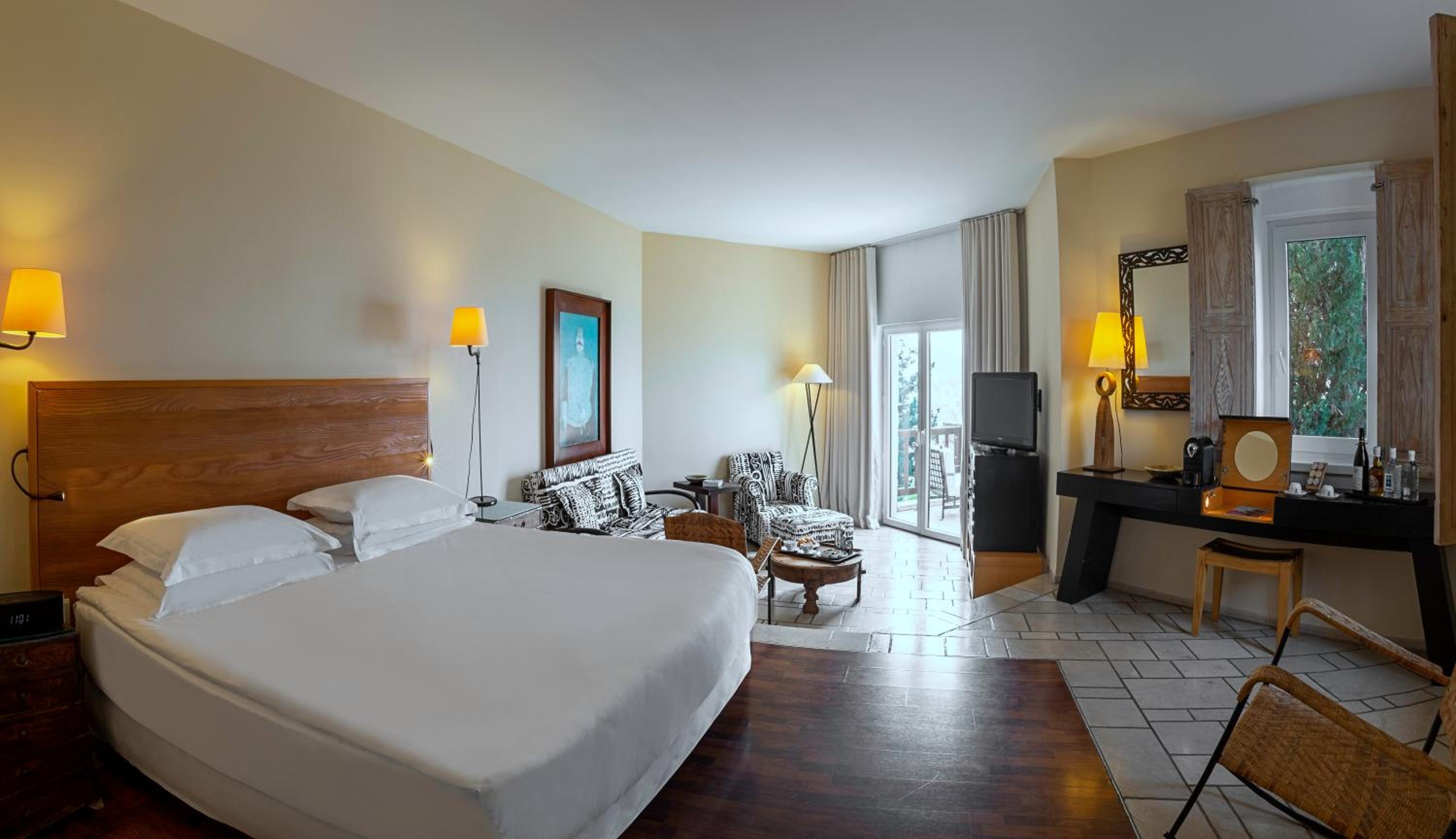 Corner Suite with Sea View - Photo 2