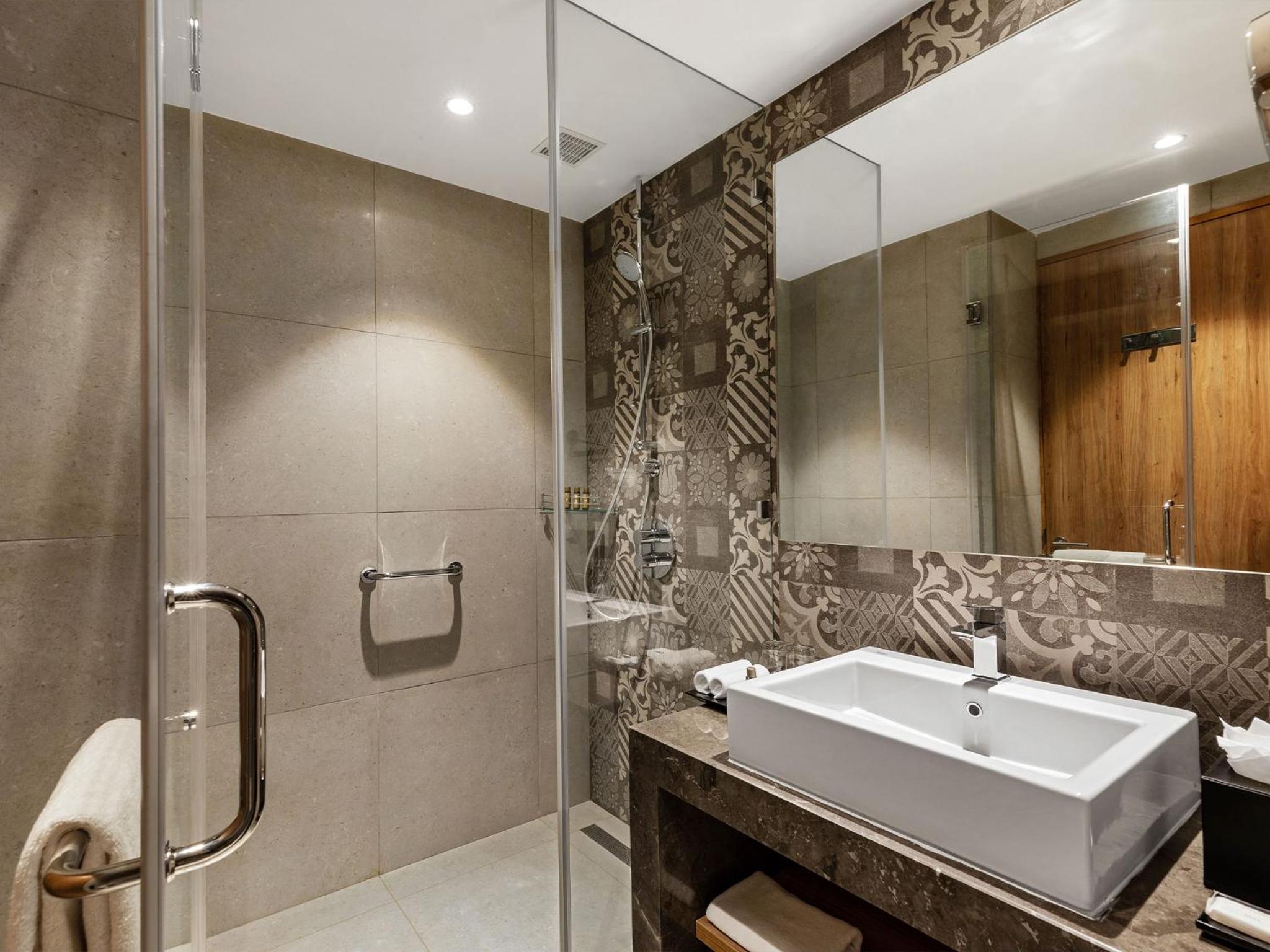 Junior Suite Room - 15% Discount on Food & Beverages and Laundry, INR 500 SPA credit per room per stay - Photo 2