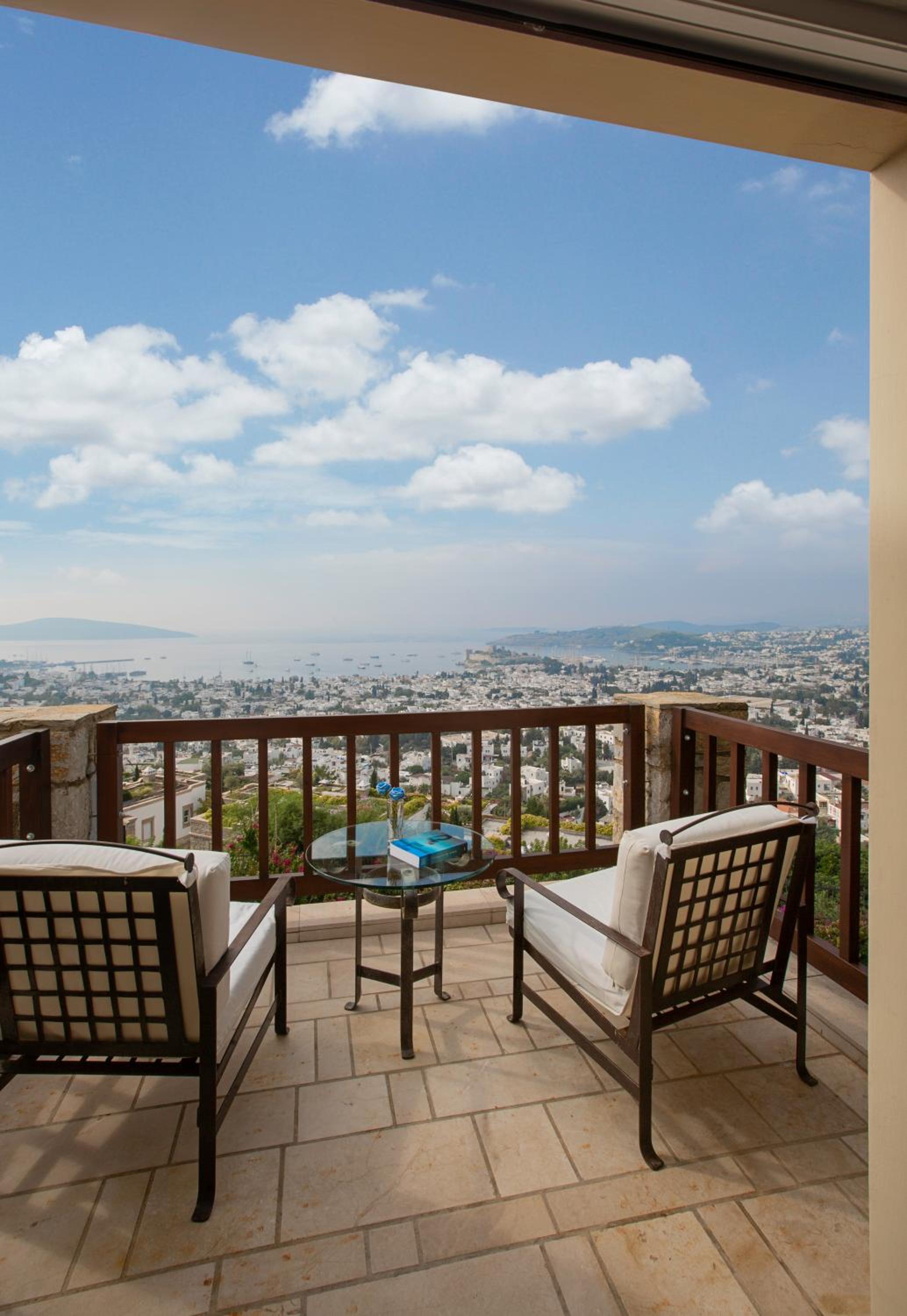 Corner Suite with Sea View - Photo 4