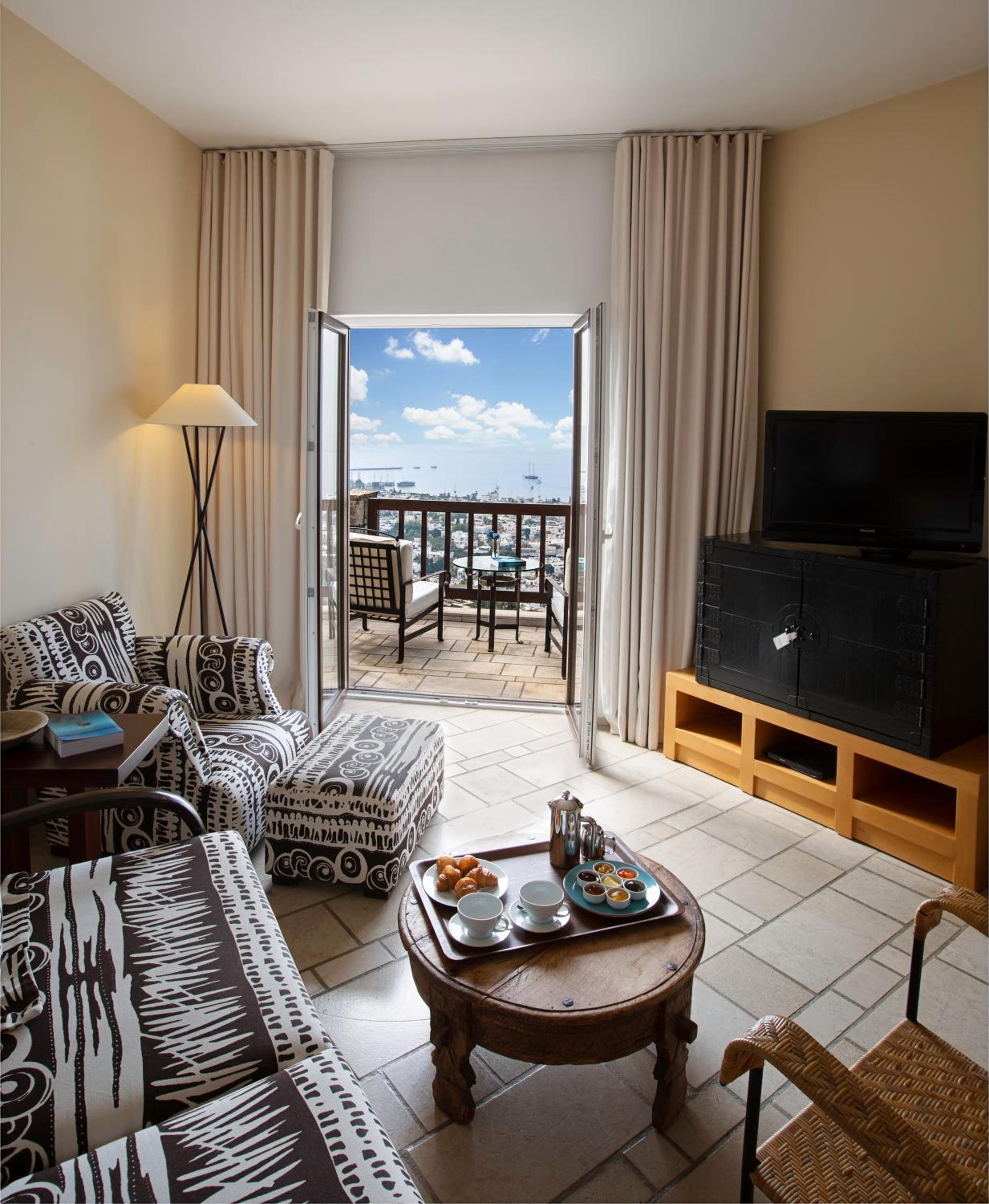 Corner Suite with Sea View - Photo 3