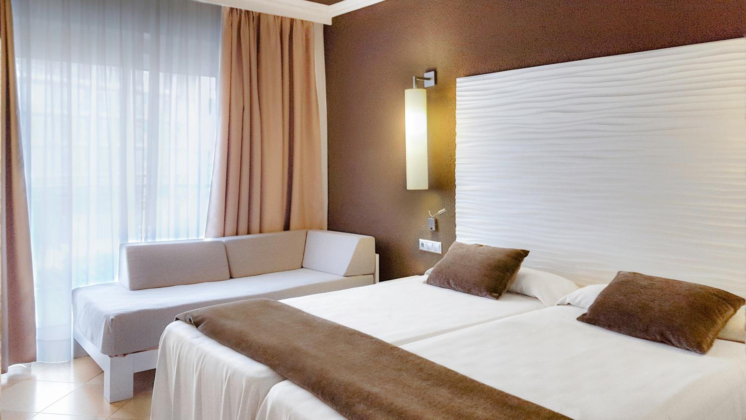 Double or Twin Room - Photo 10