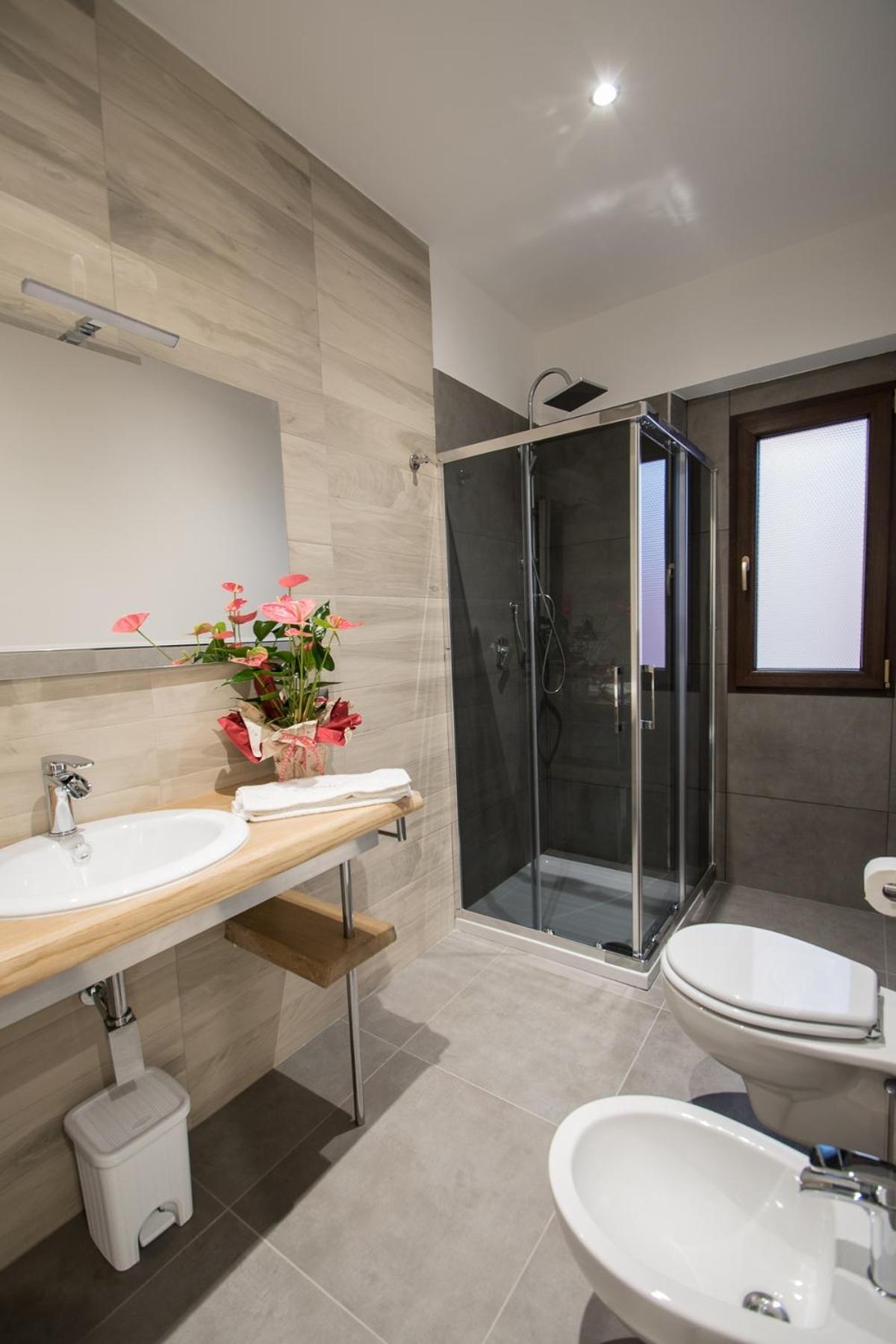 Standard Double Room - Photo 5