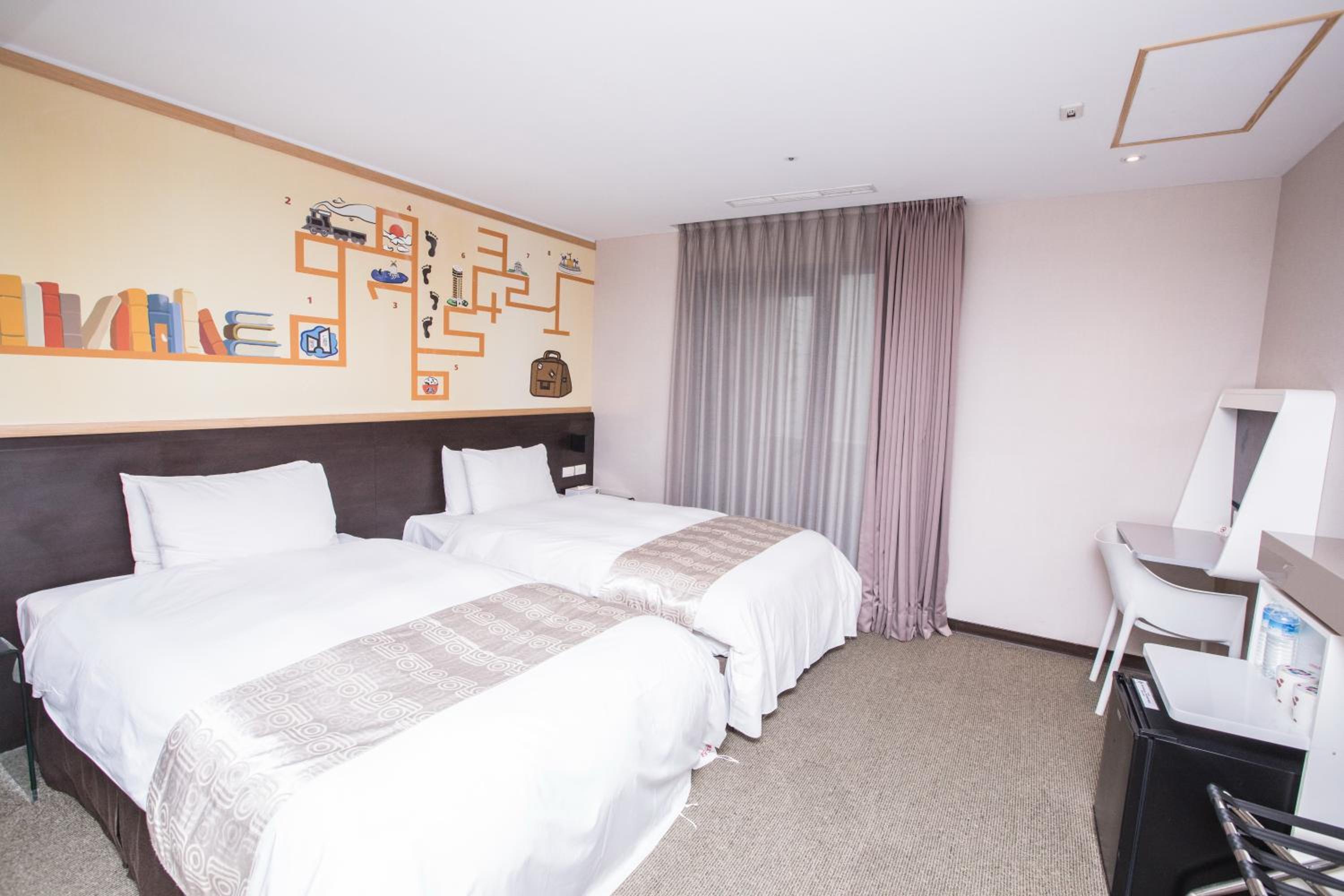 Twin Room with Balcony photo 3