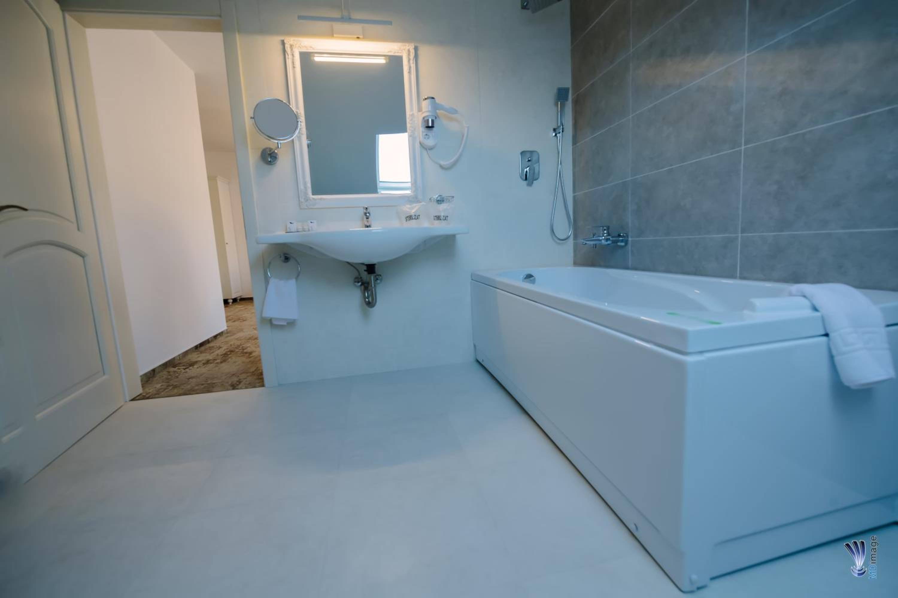 One-Bedroom Apartment - Photo 3