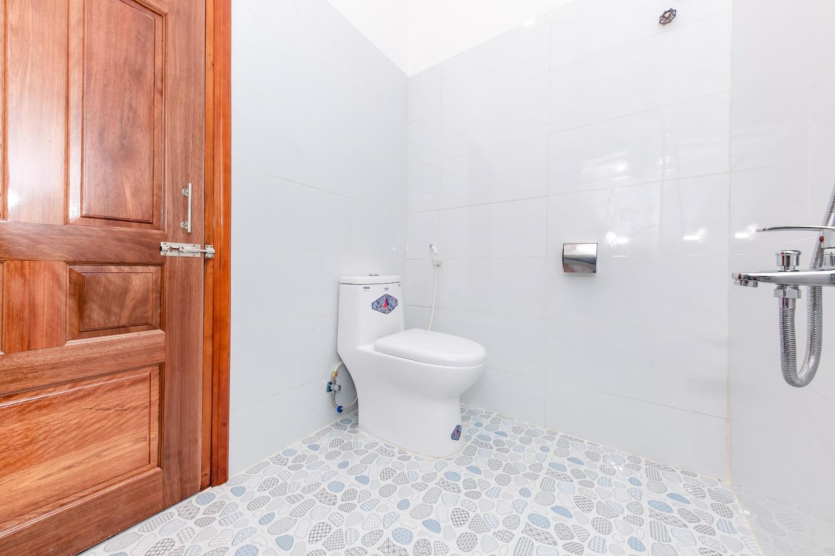 Standard Double Room - Photo 9