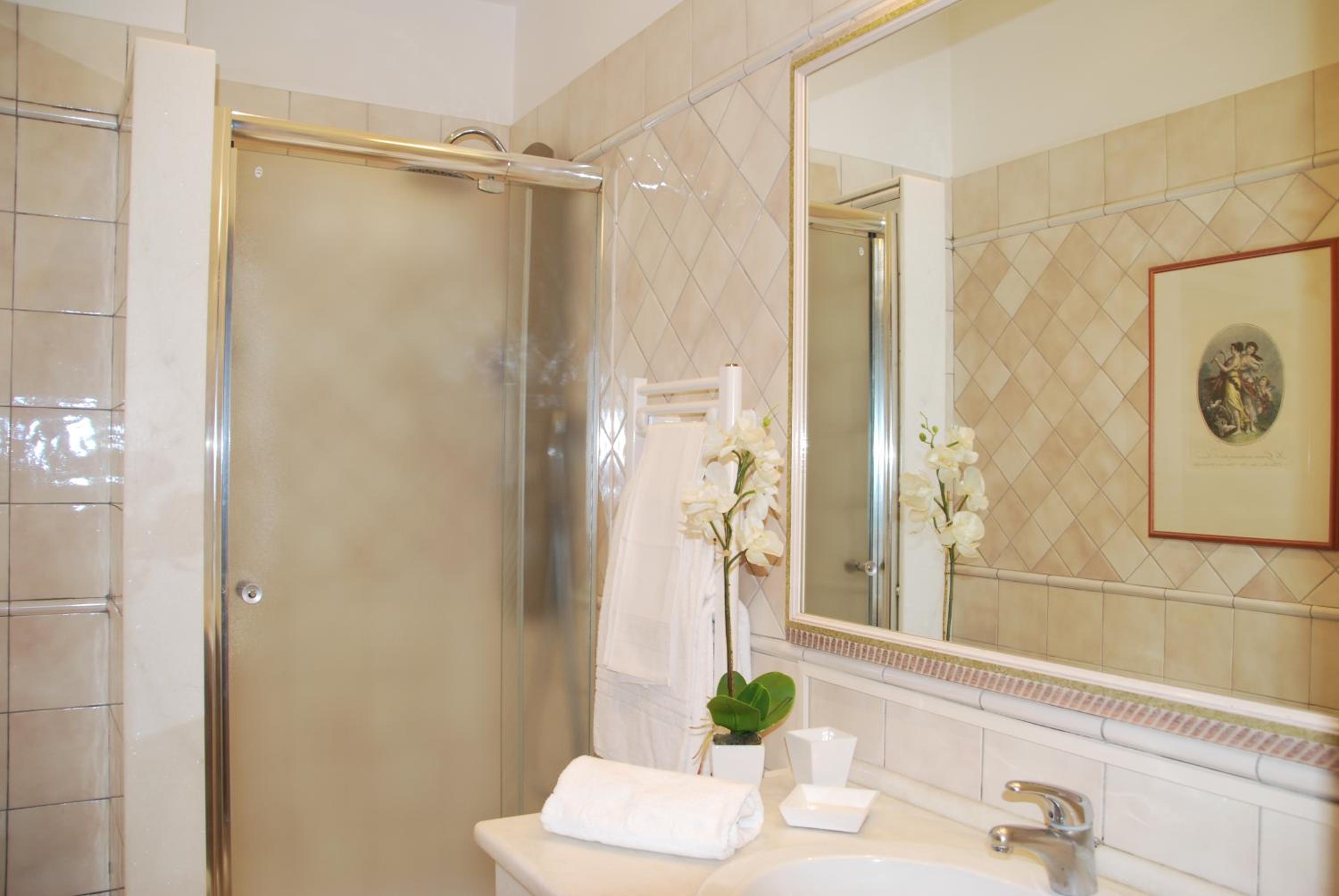 Double or Twin Room - Photo 4