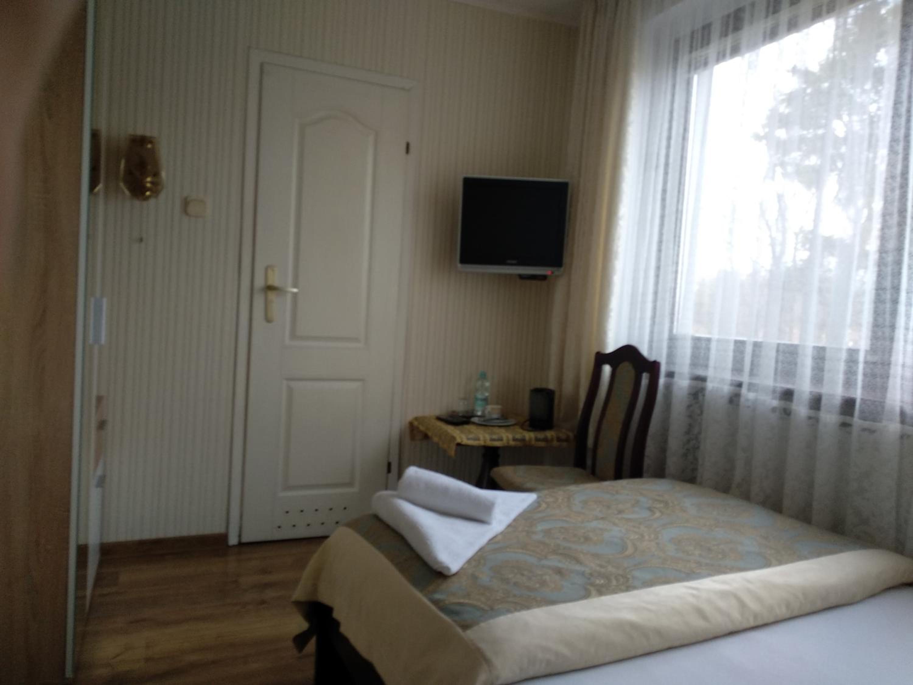 Single Room with Bathroom photo 2