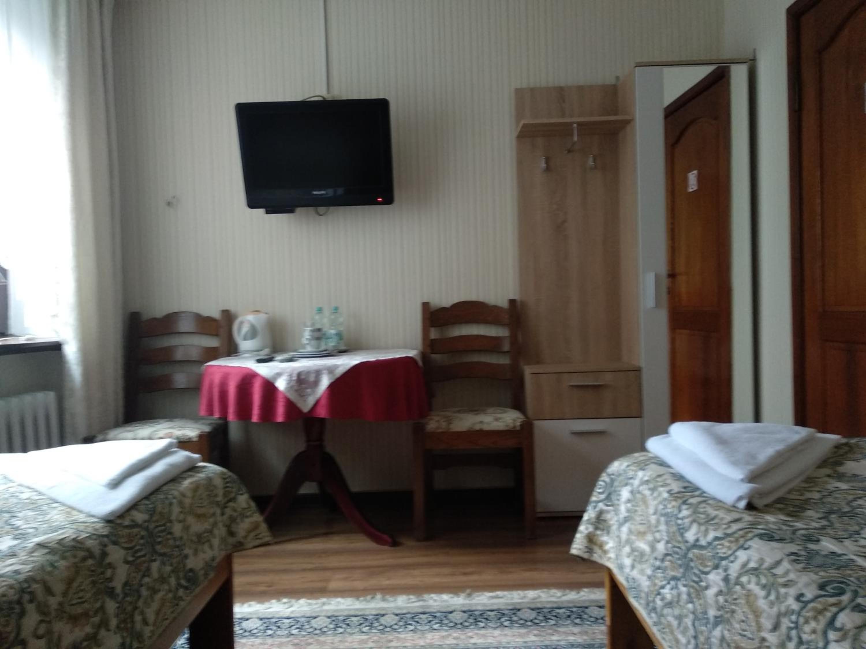 Twin Room with Bathroom - Photo 5