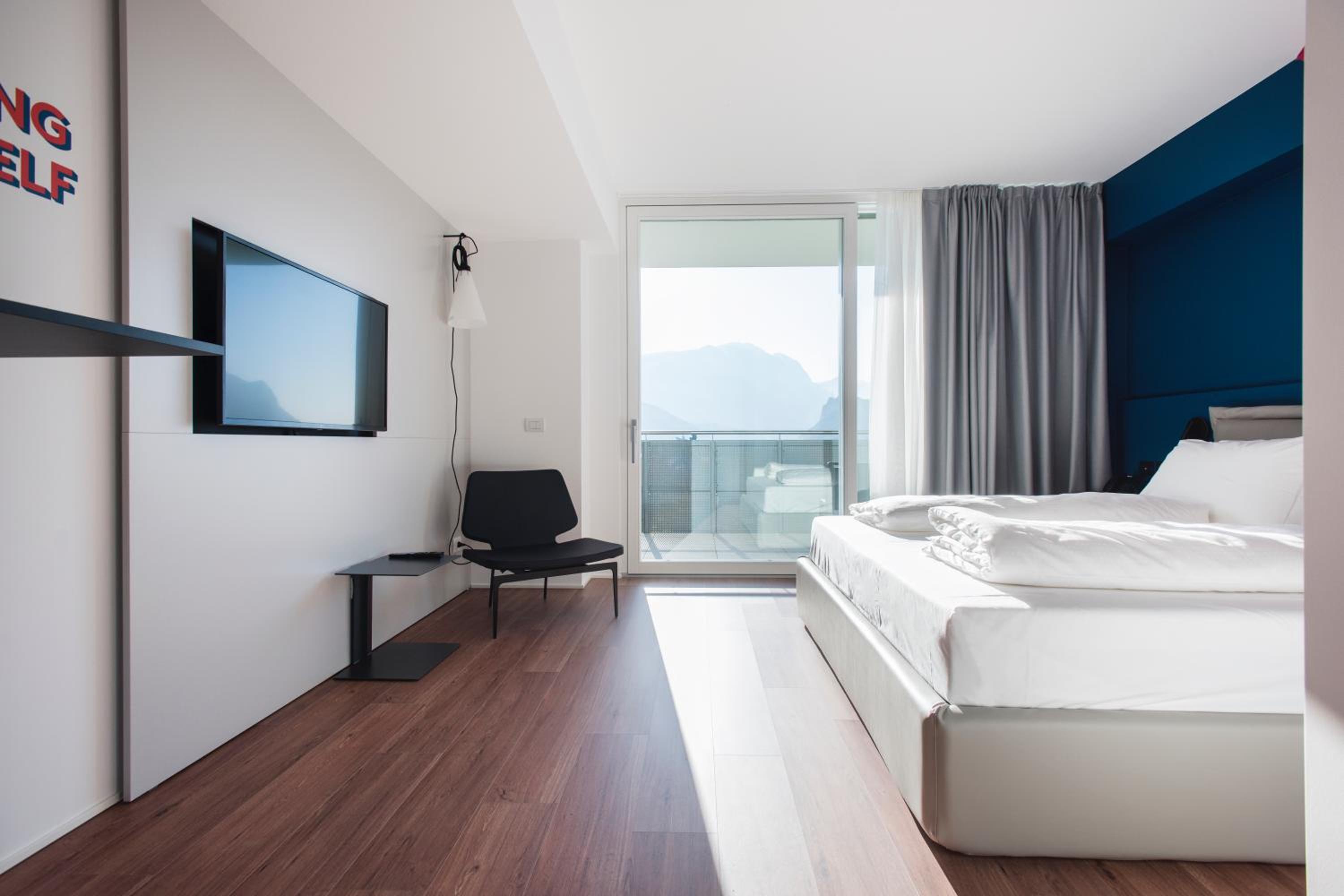 Double Room with Balcony - Photo 9