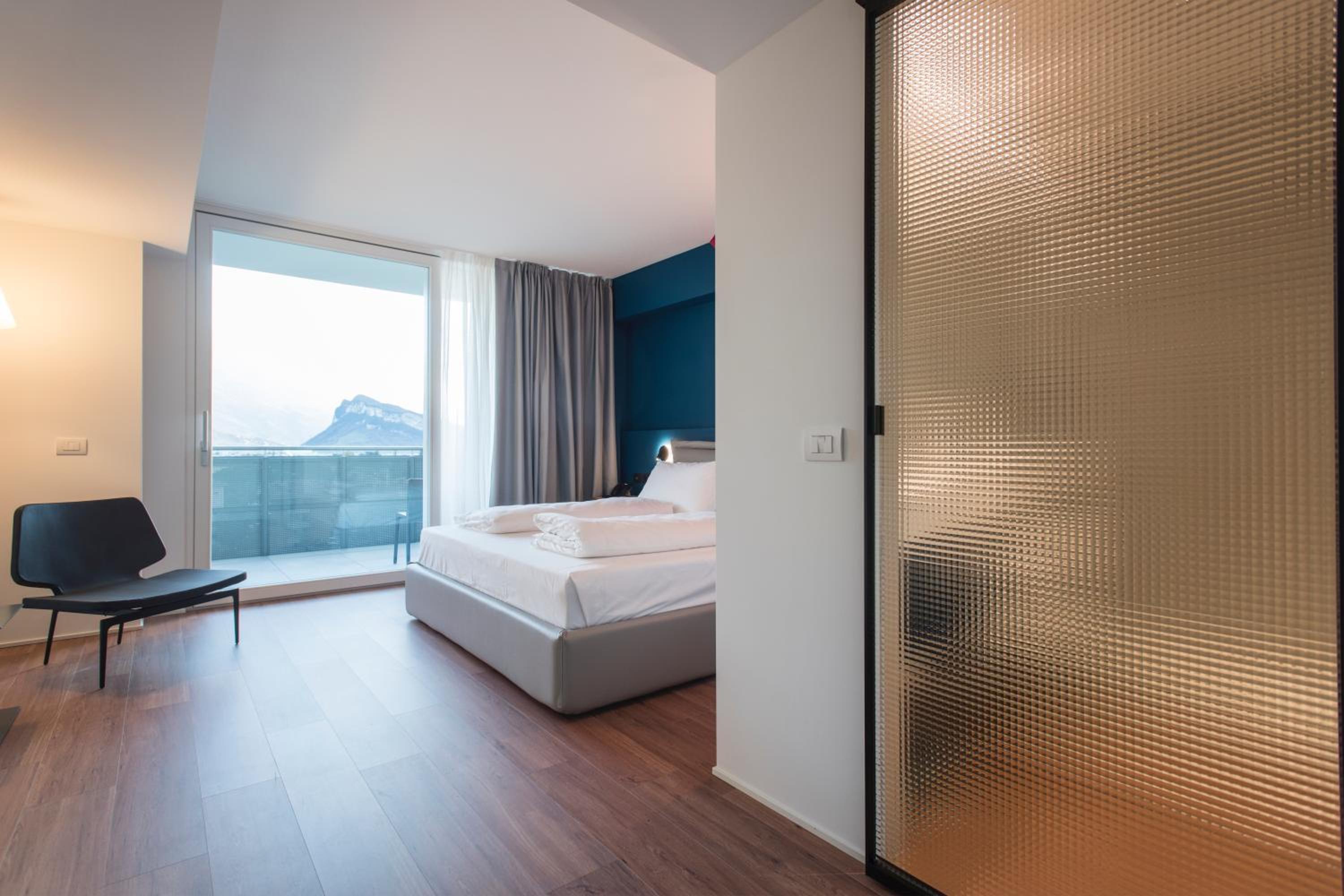 Double Room with Balcony - Photo 10