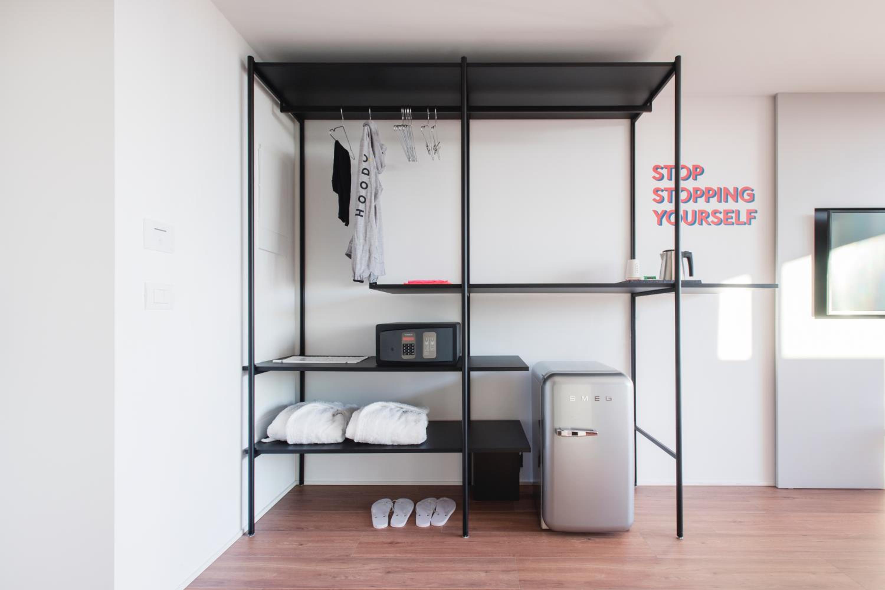Double Room with Balcony - Photo 11