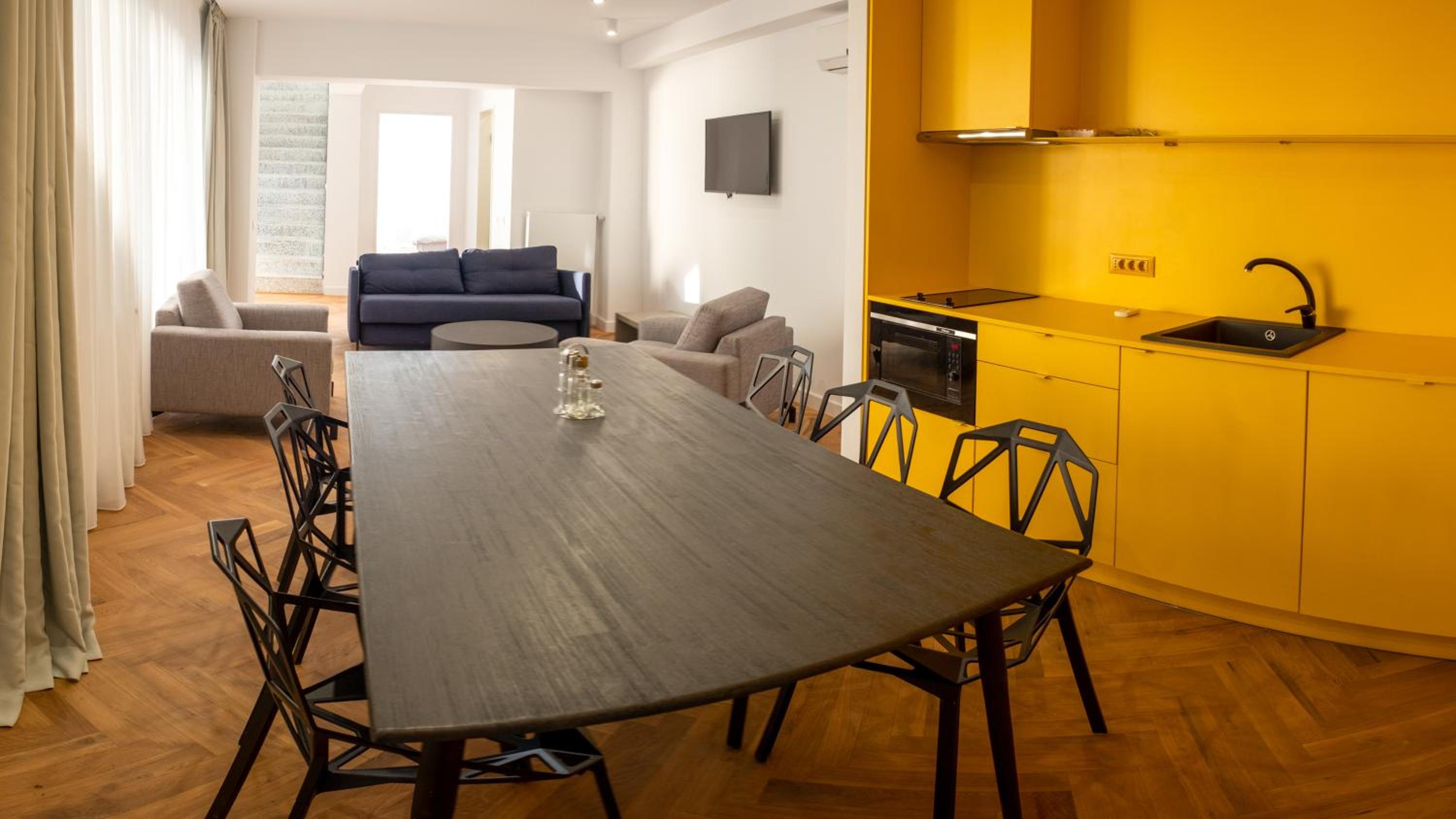Grand Three Bedroom Apartment - Photo 5