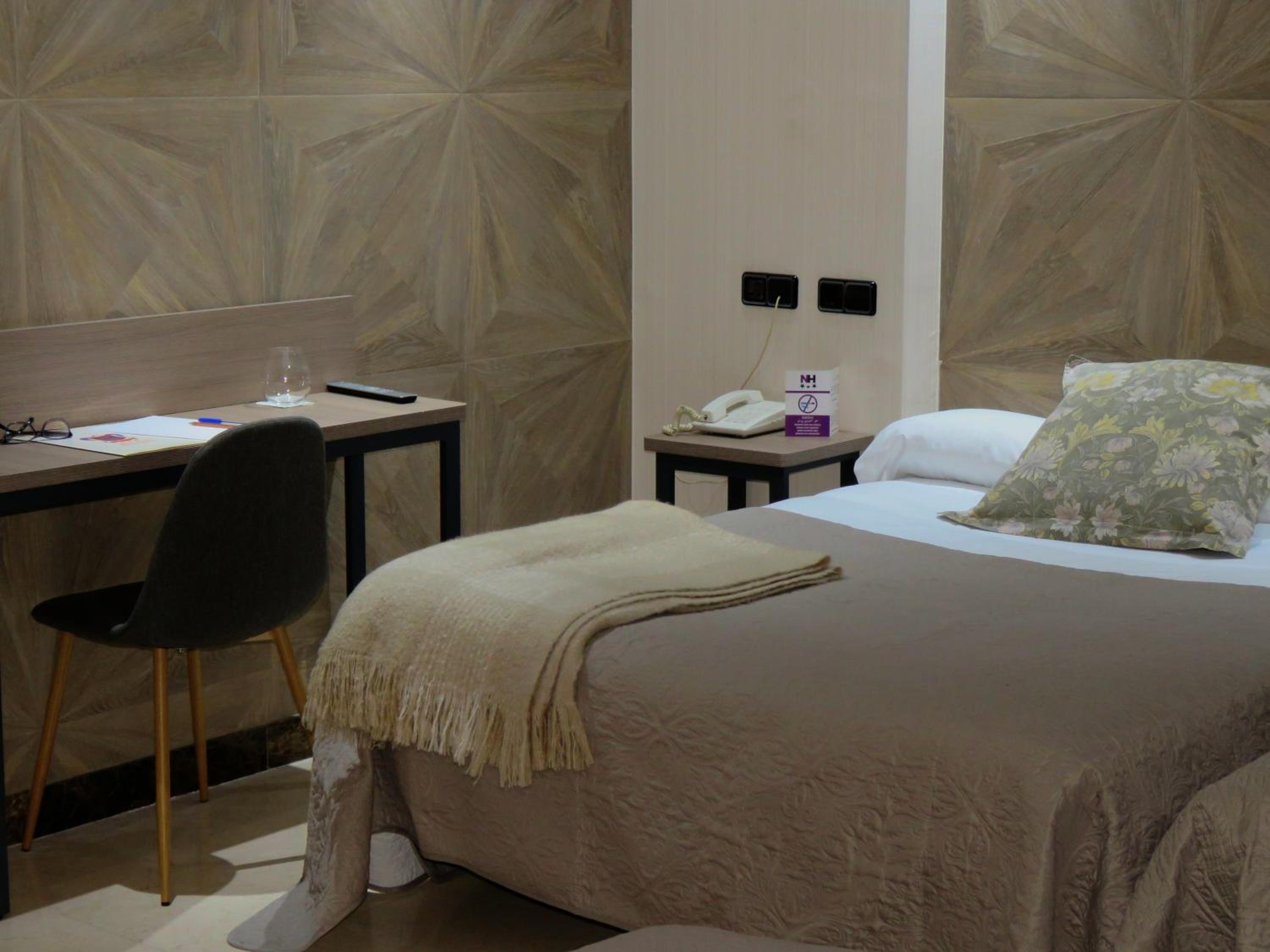 Twin Room - Photo 16