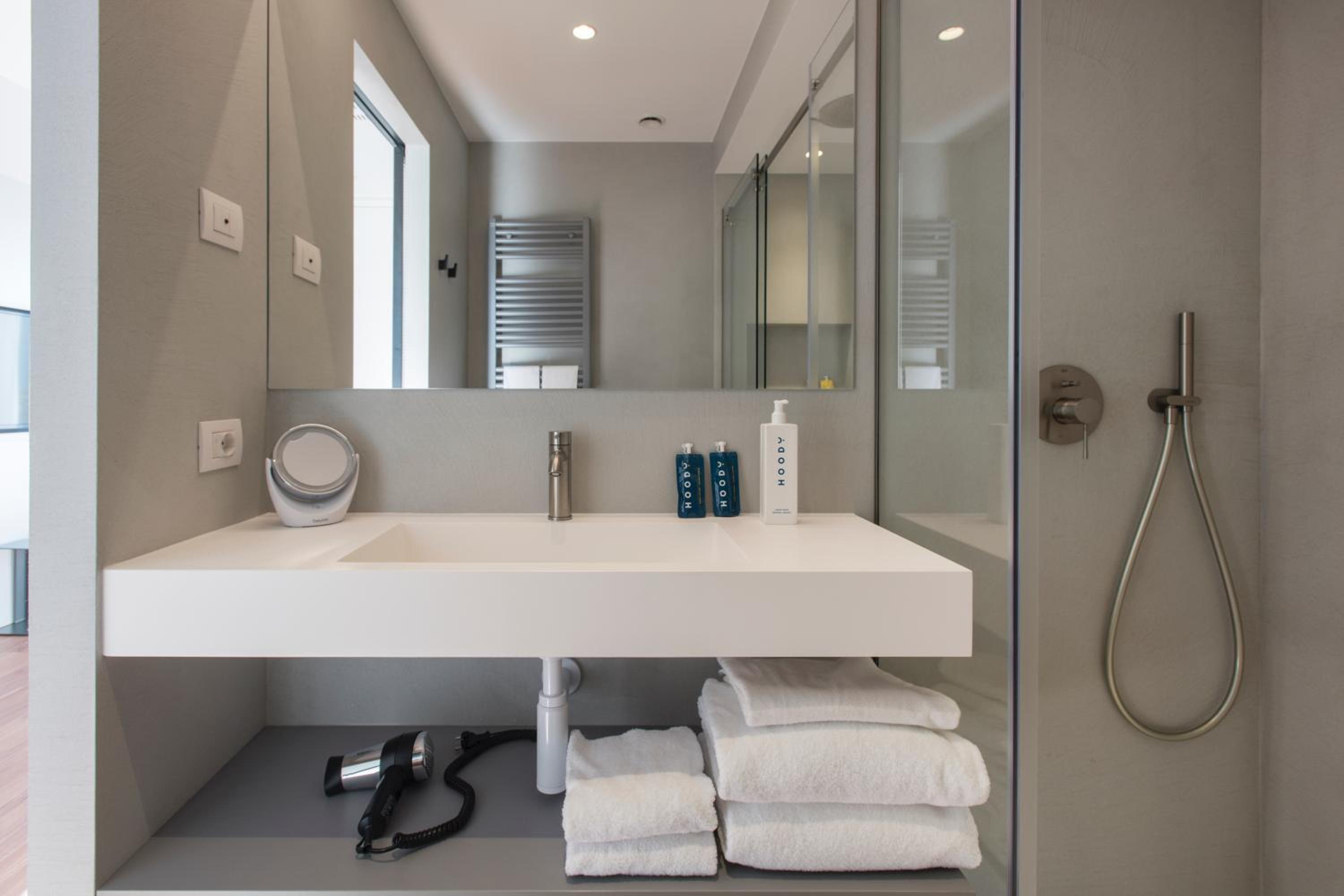 Double Room with Balcony - Photo 16
