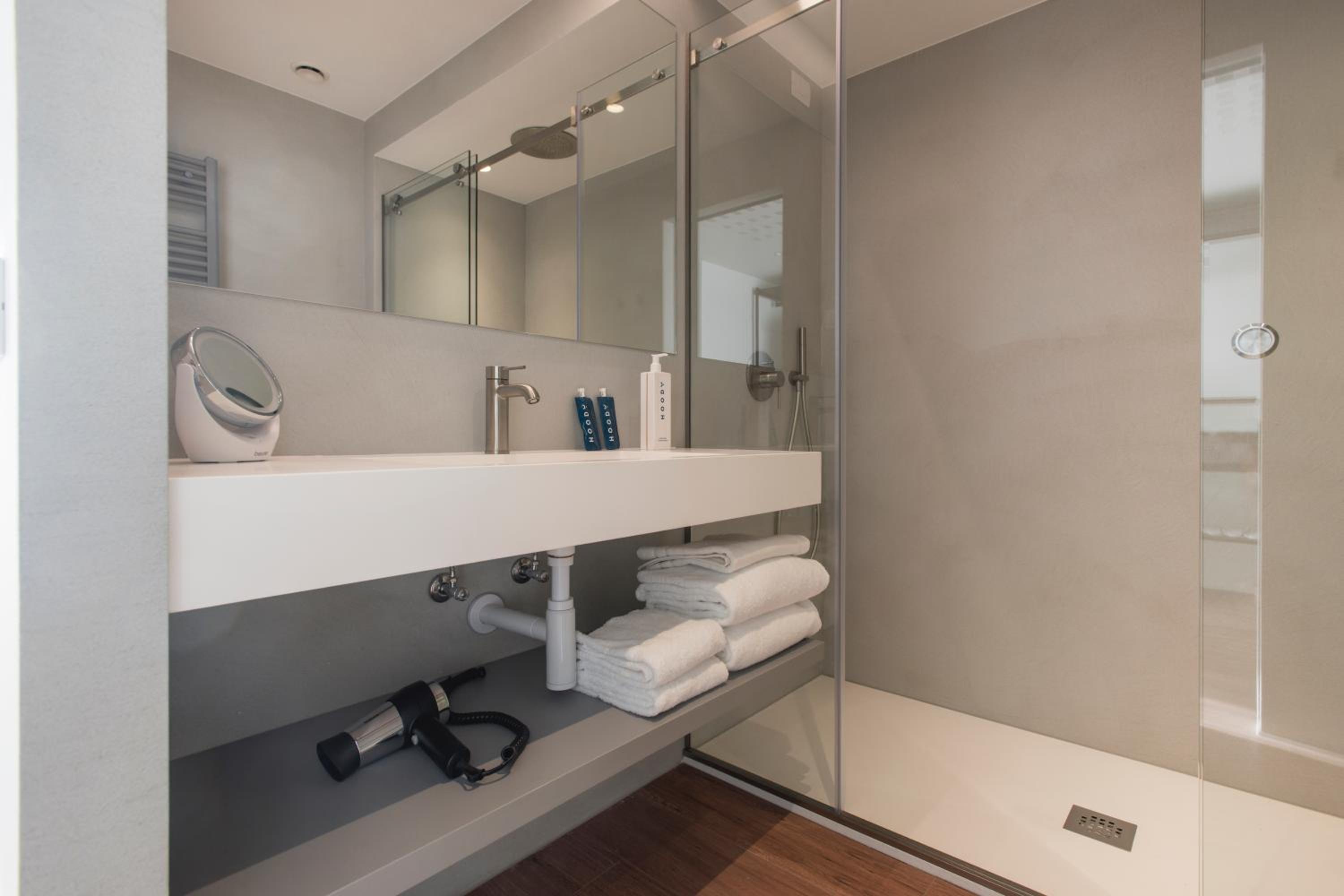 Double Room with Balcony - Photo 17