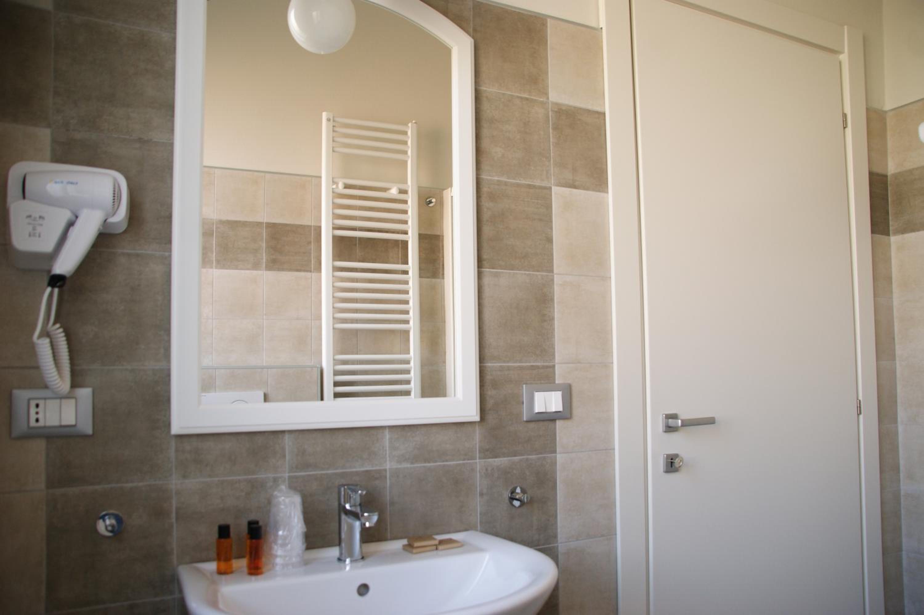 Quadruple Room - Photo 18