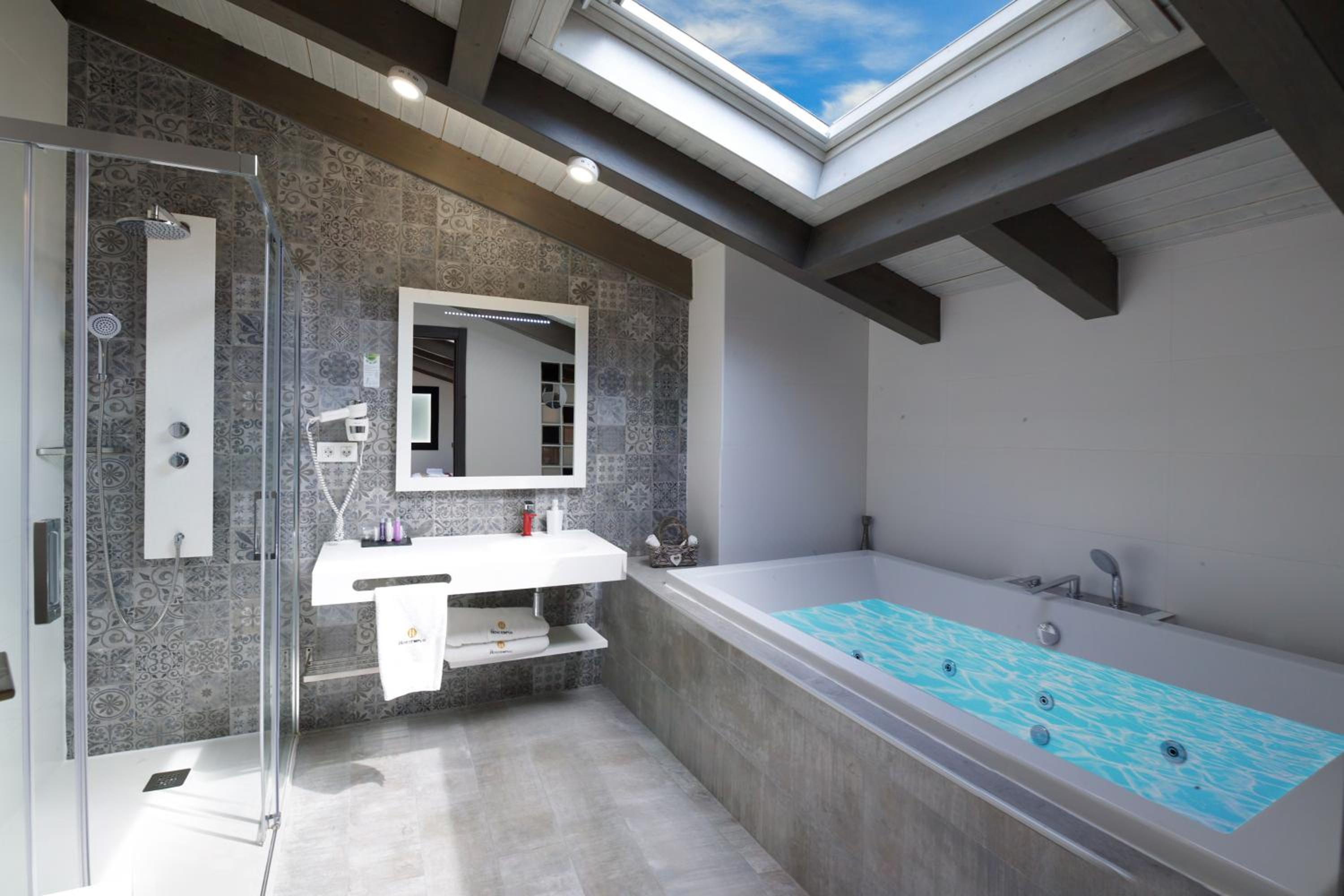 Double Room with Spa Bath photo 2