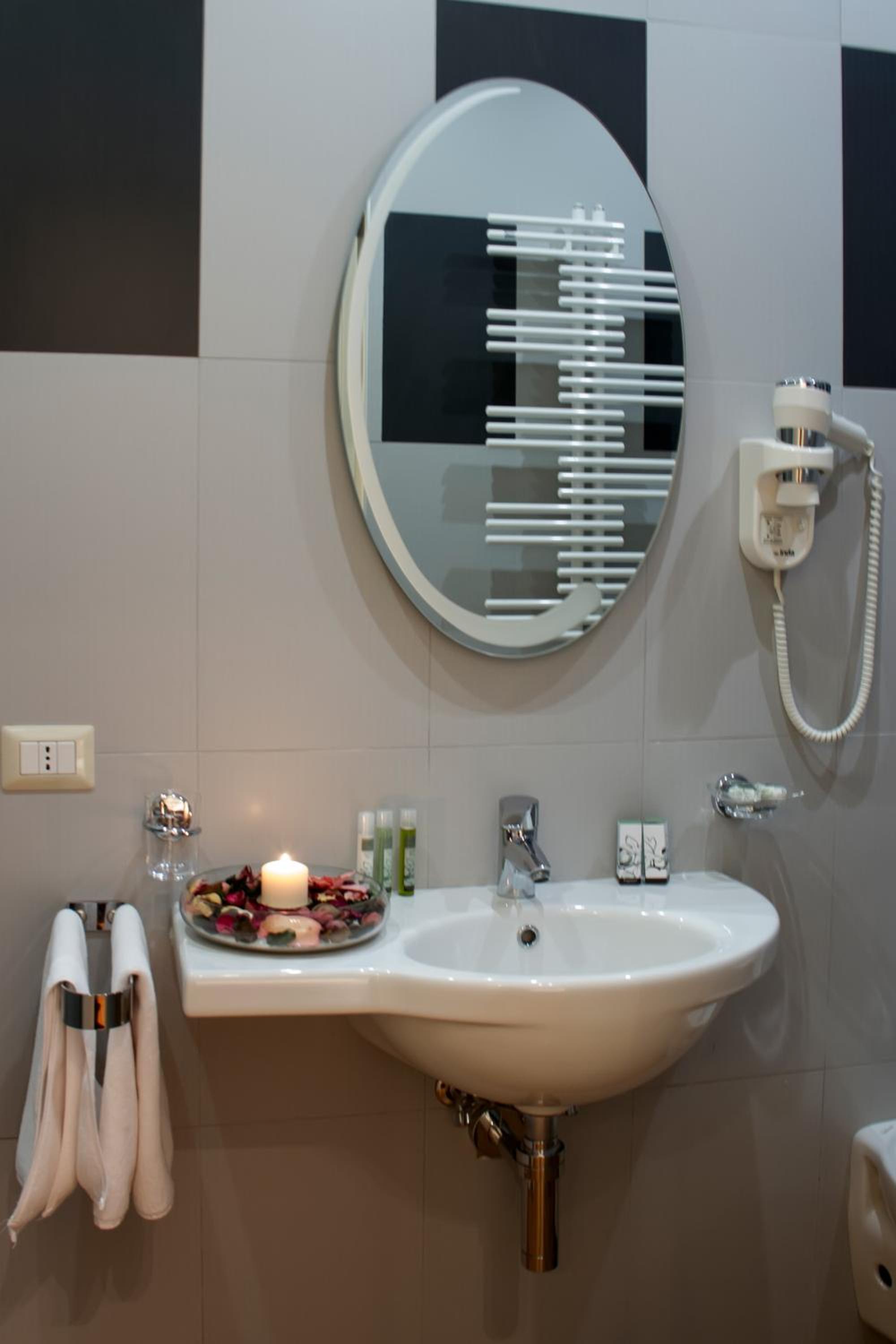 Double Room - Photo 8
