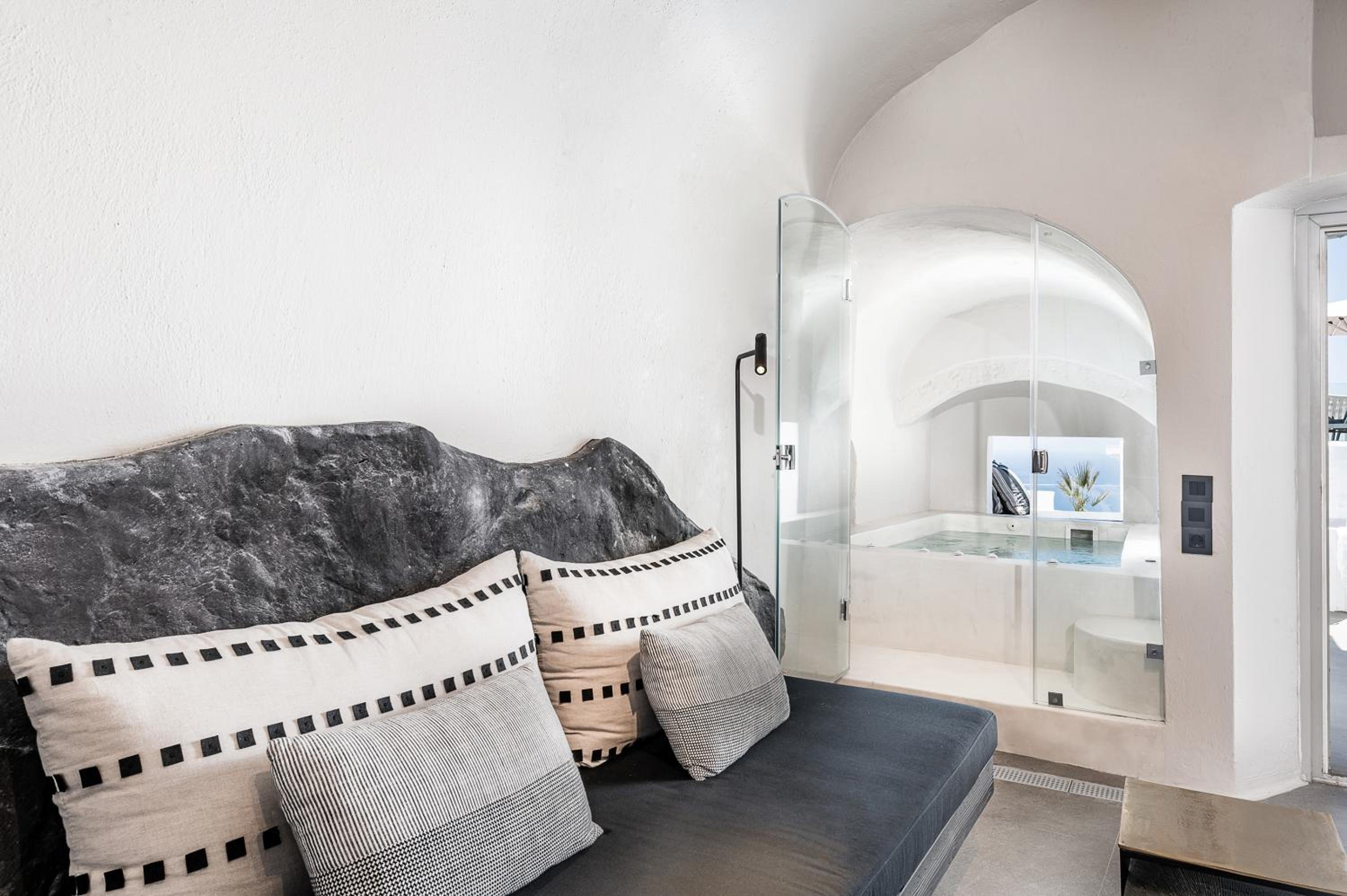 Honeymoon Suite with Jacuzzi and Caldera View photo 3