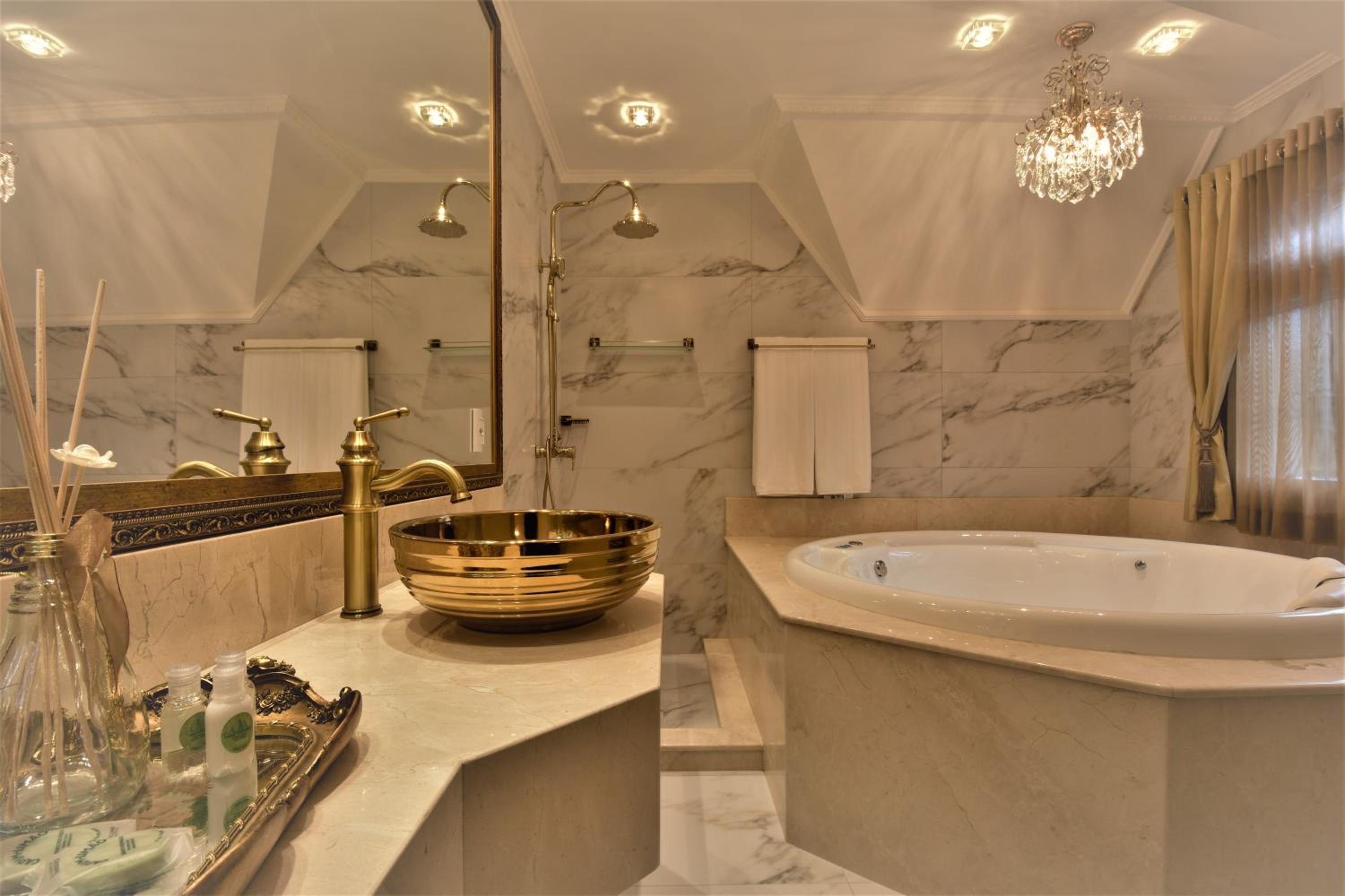 Suite, Jetted Tub (Master Imperial)