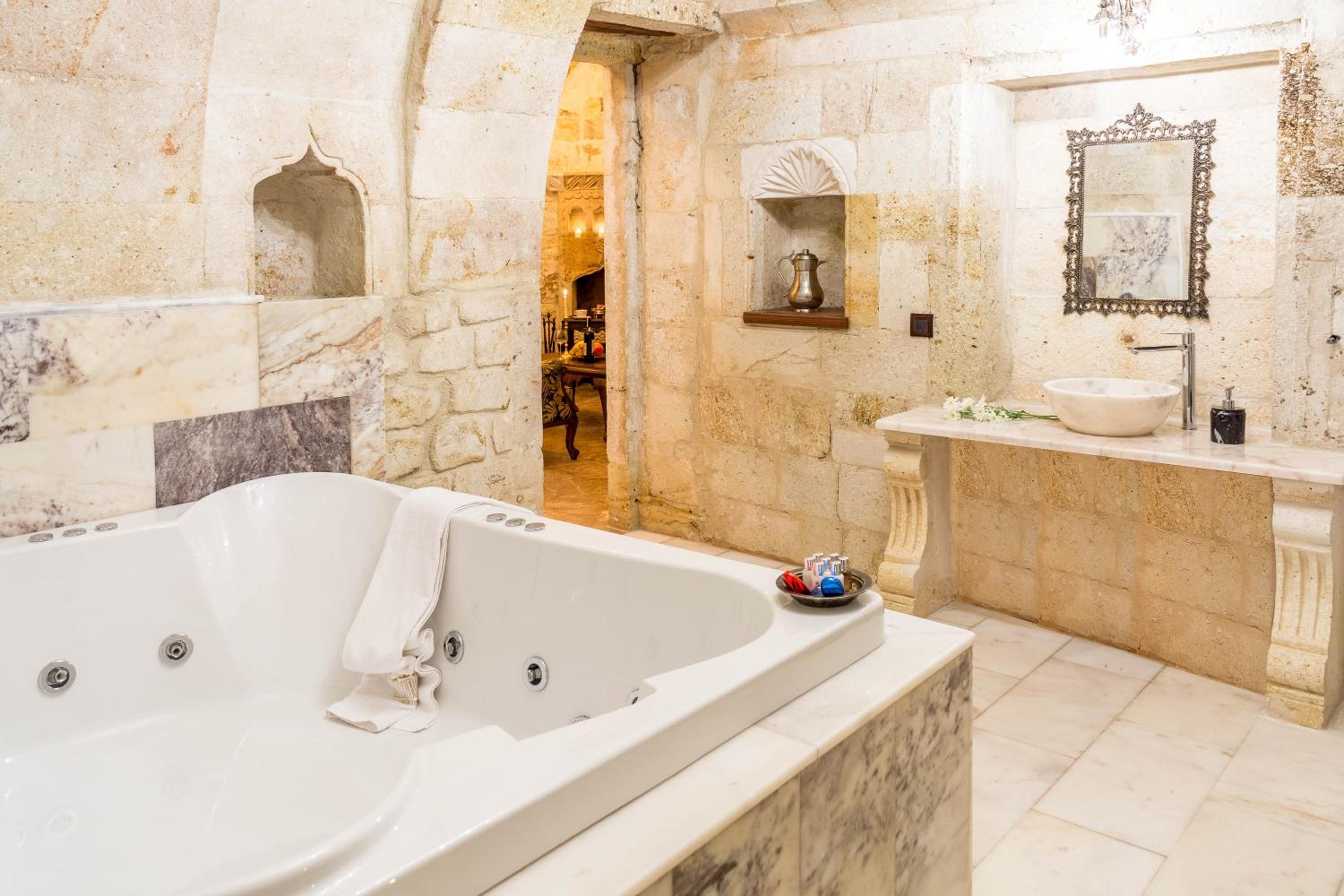 Superior Suite - Photo 11