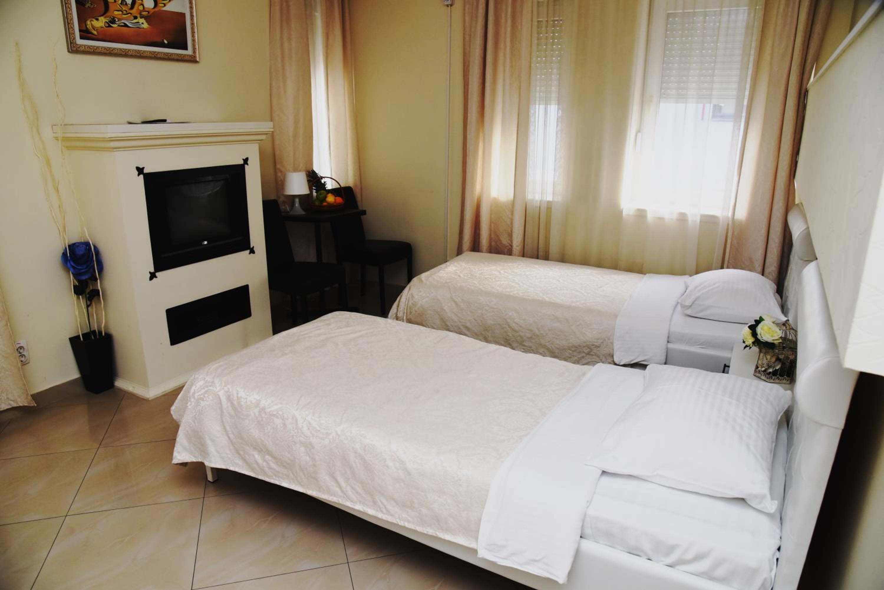Double or Twin Room - Photo 12
