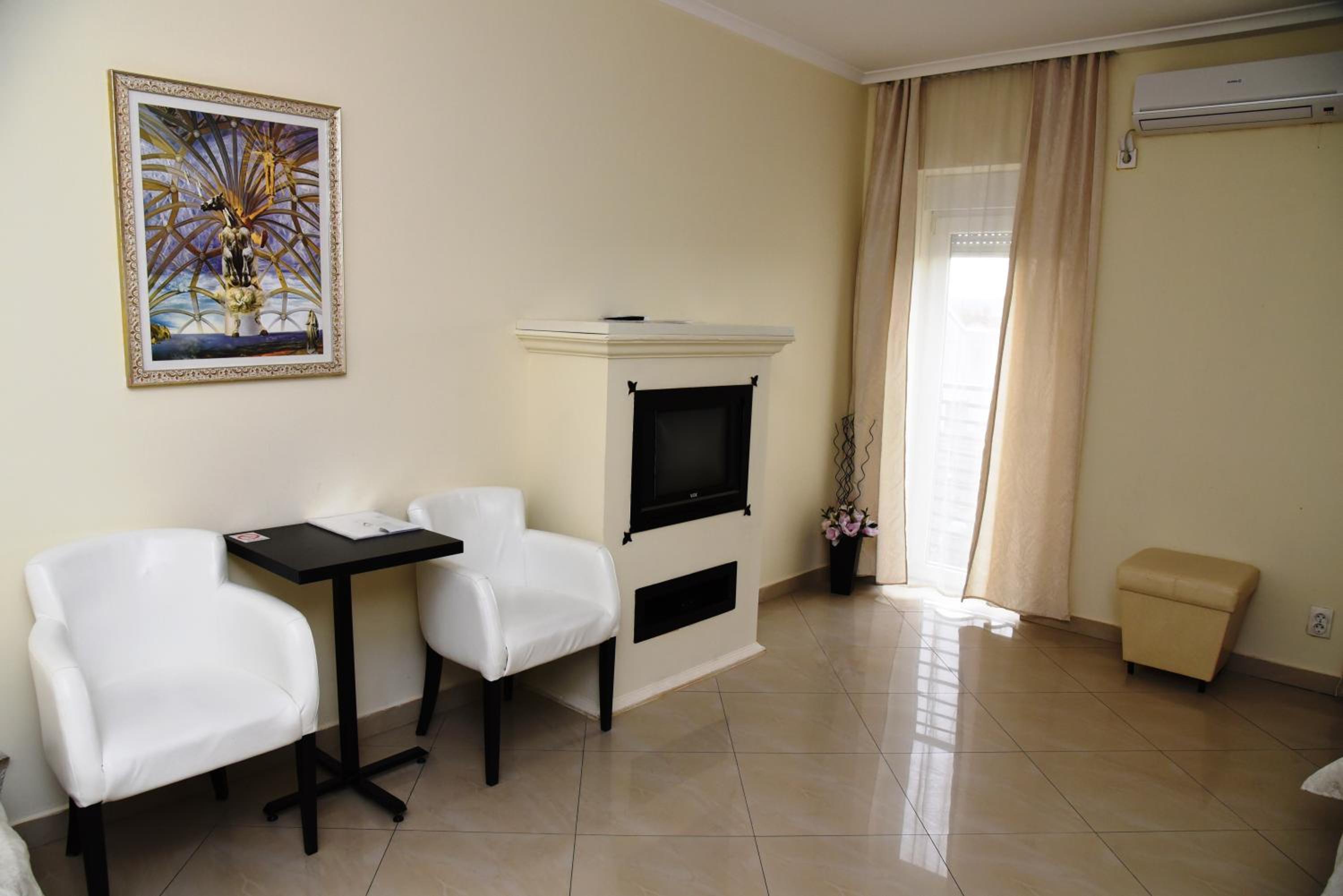 Triple Room - Photo 6