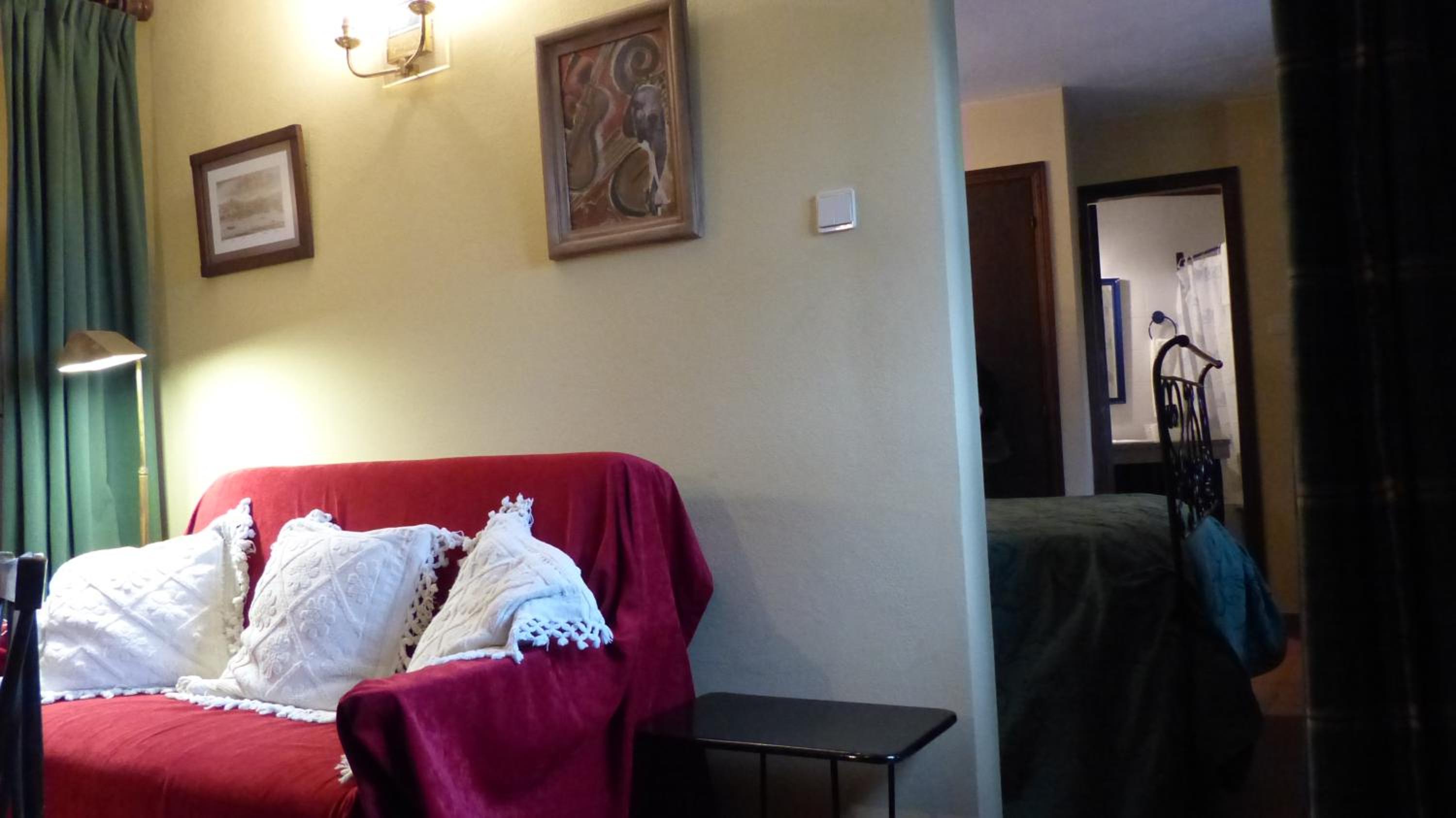 One-Bedroom Apartment photo 1