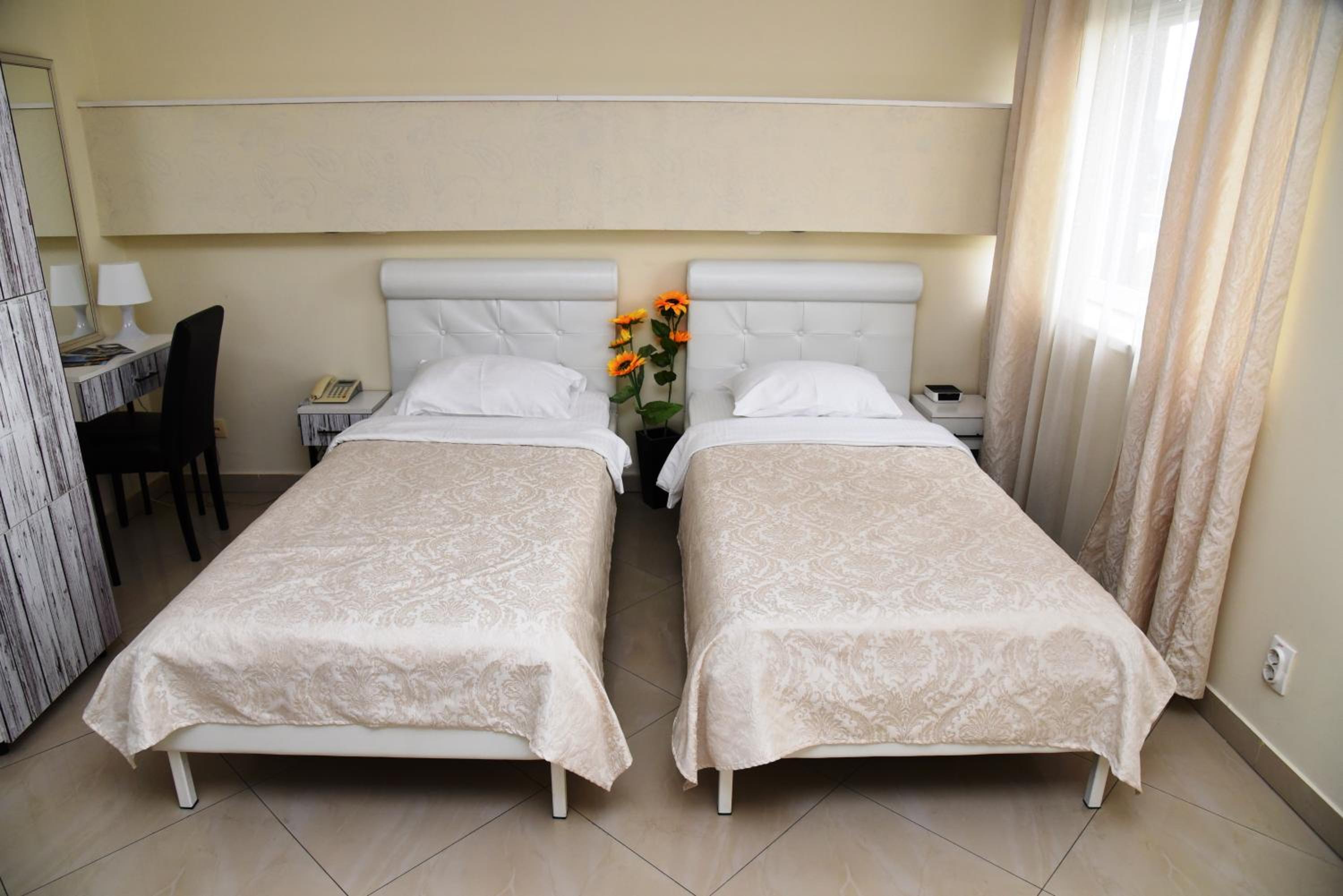 Double or Twin Room - Photo 9