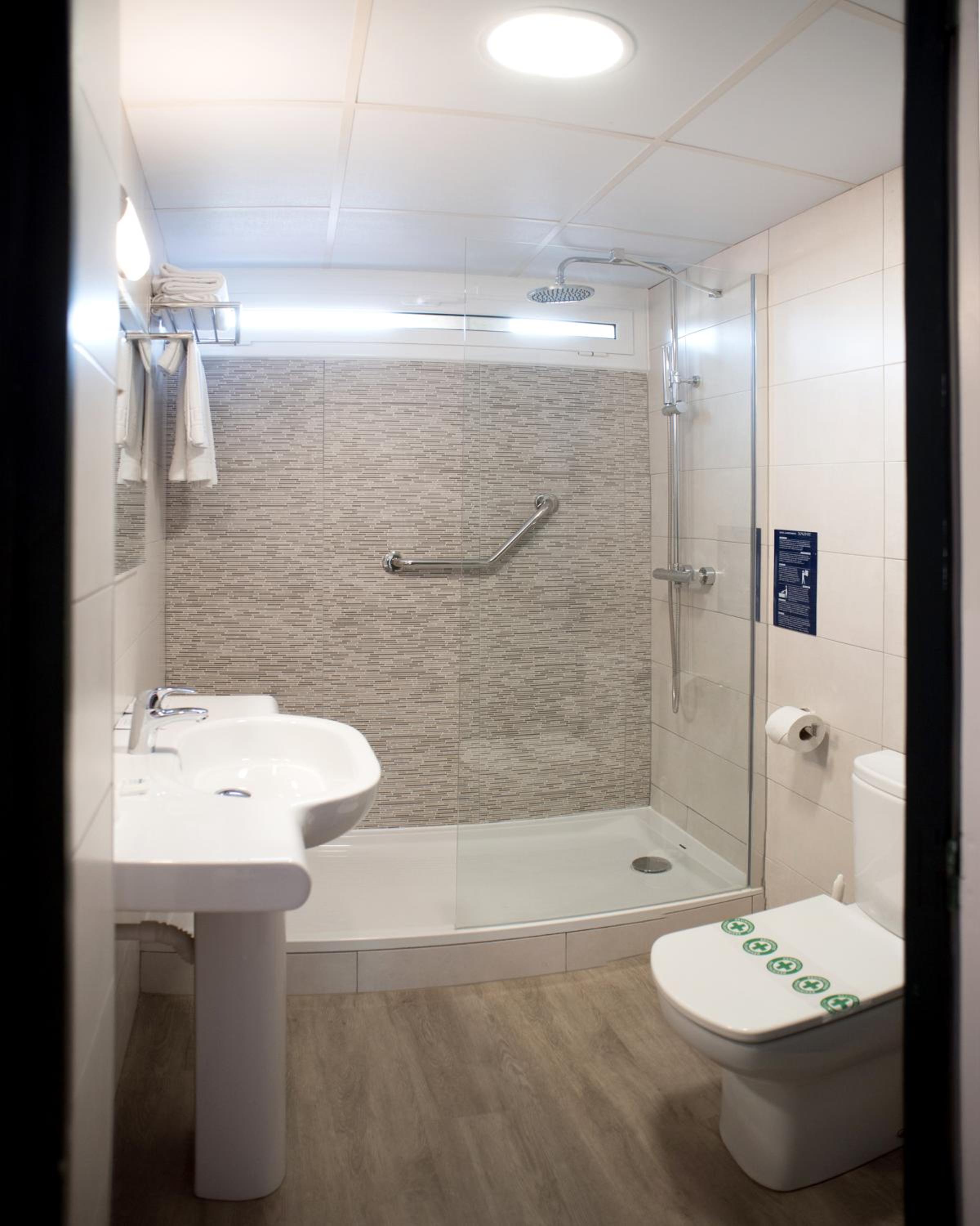 Twin Room - Photo 3