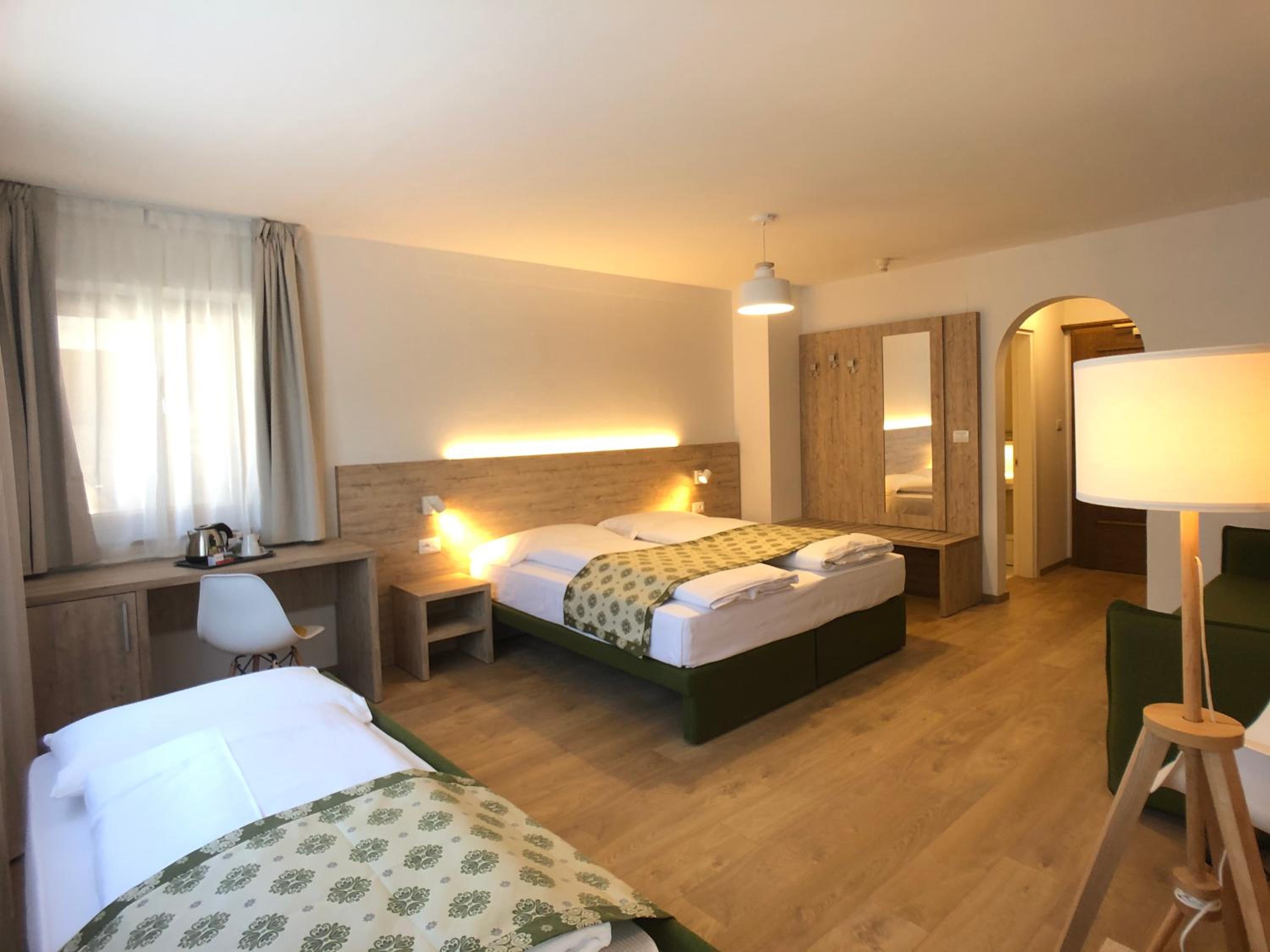 Chambre Quadruple avec Vue sur Montagne et Accès au Spa