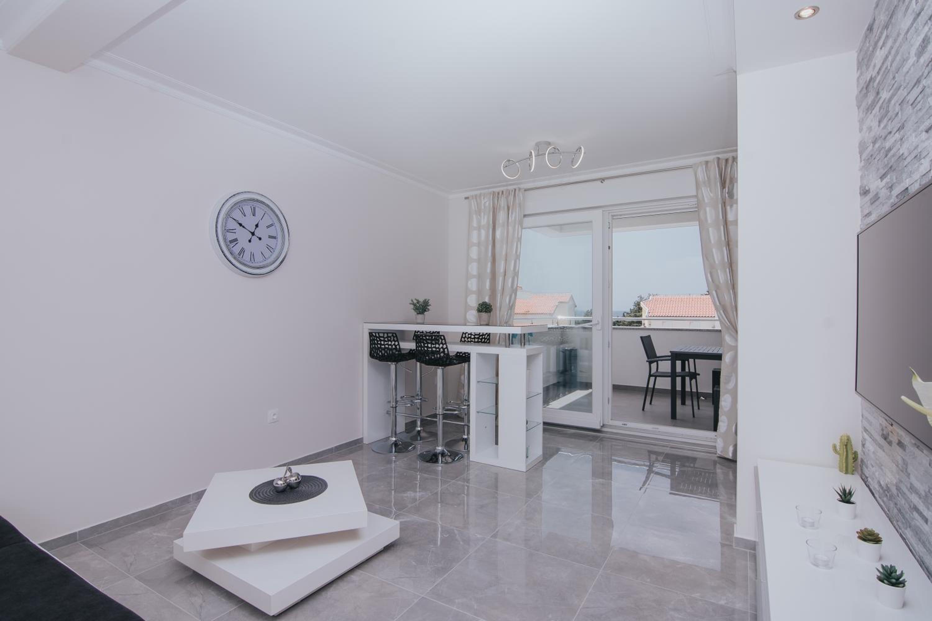 Three-Bedroom Apartment with Terrace photo 3