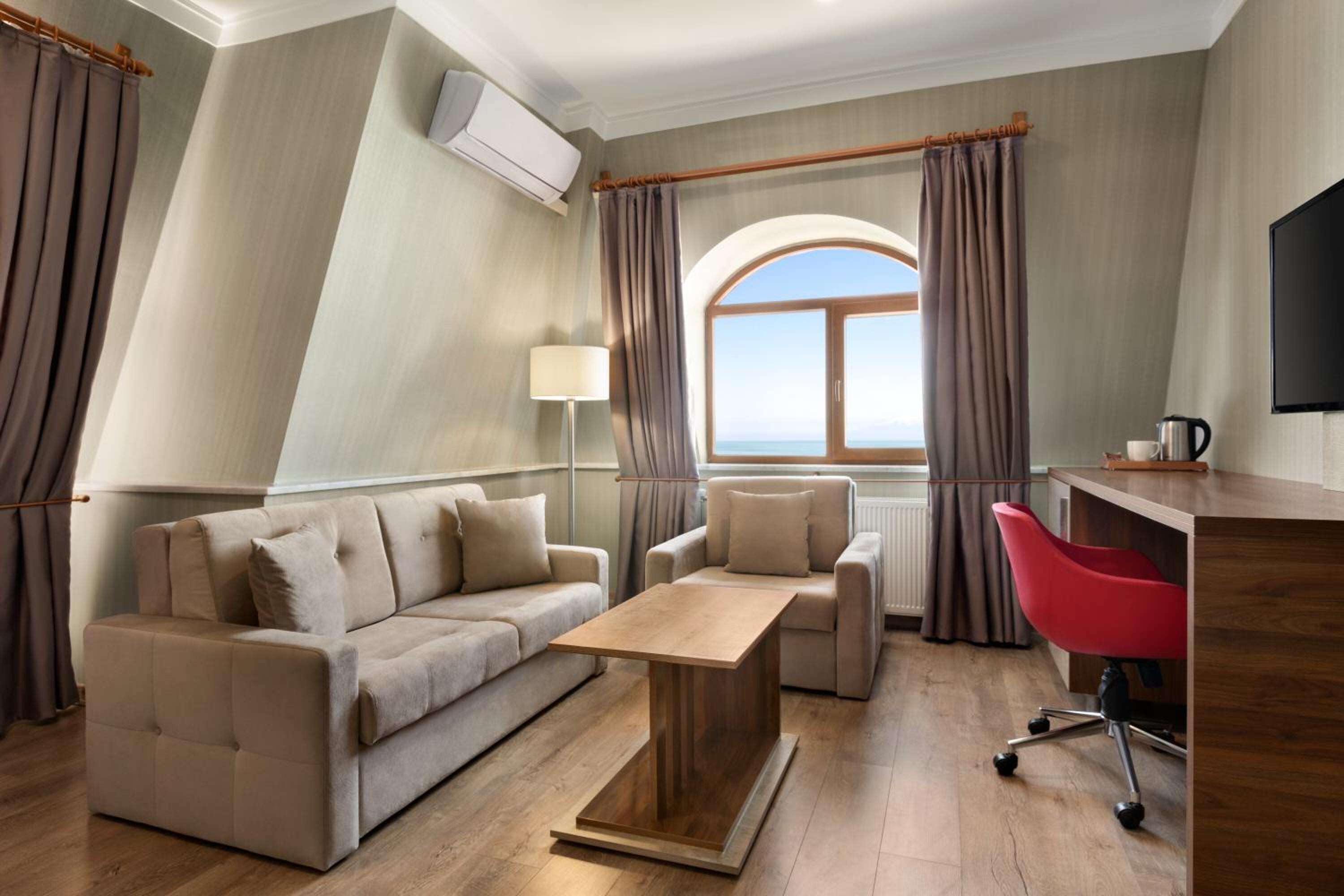 King Suite - Non-Smoking - Photo 2