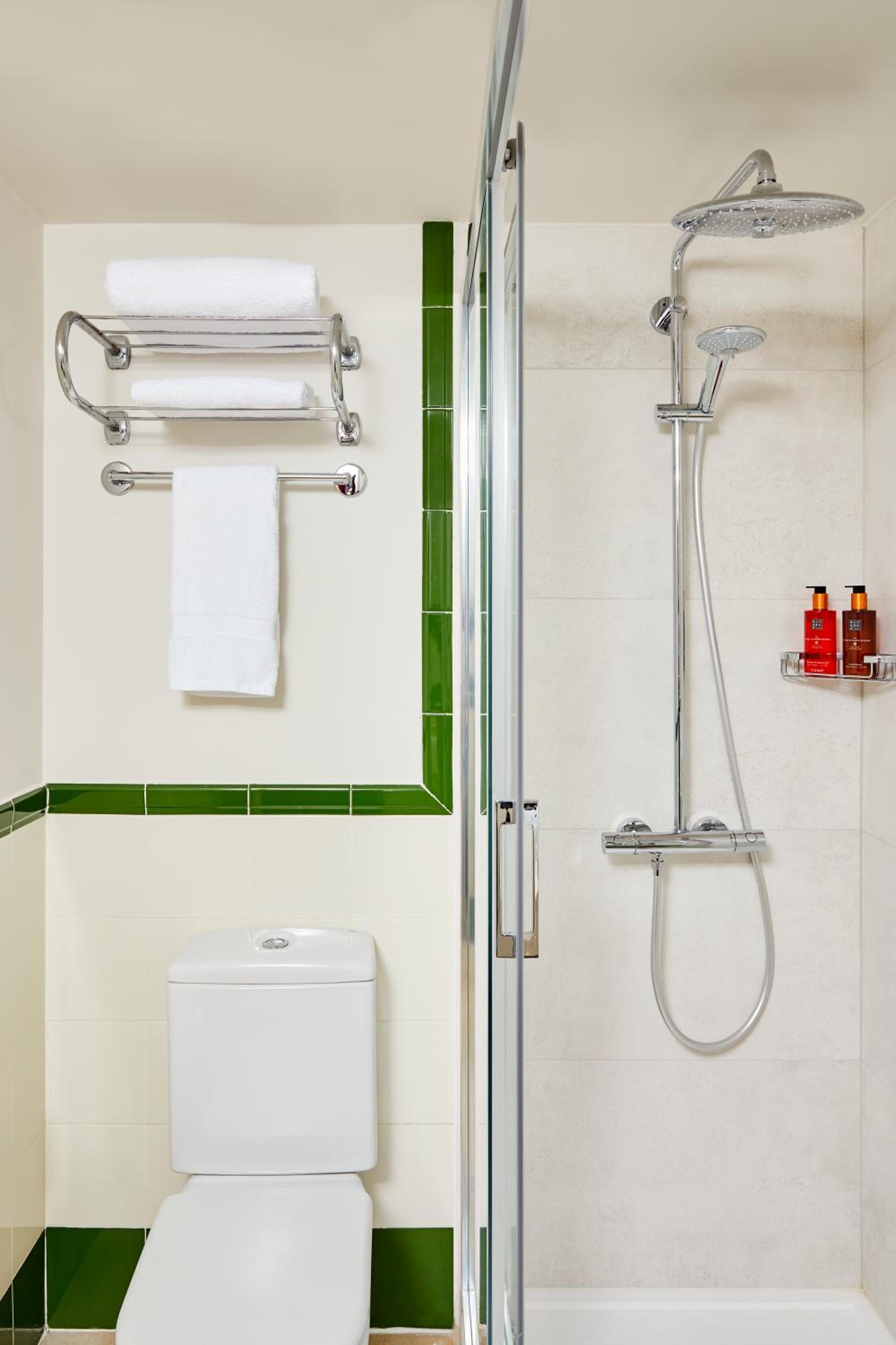 King Room - Mobility Access/Roll in Shower - Non-Smoking - Photo 11