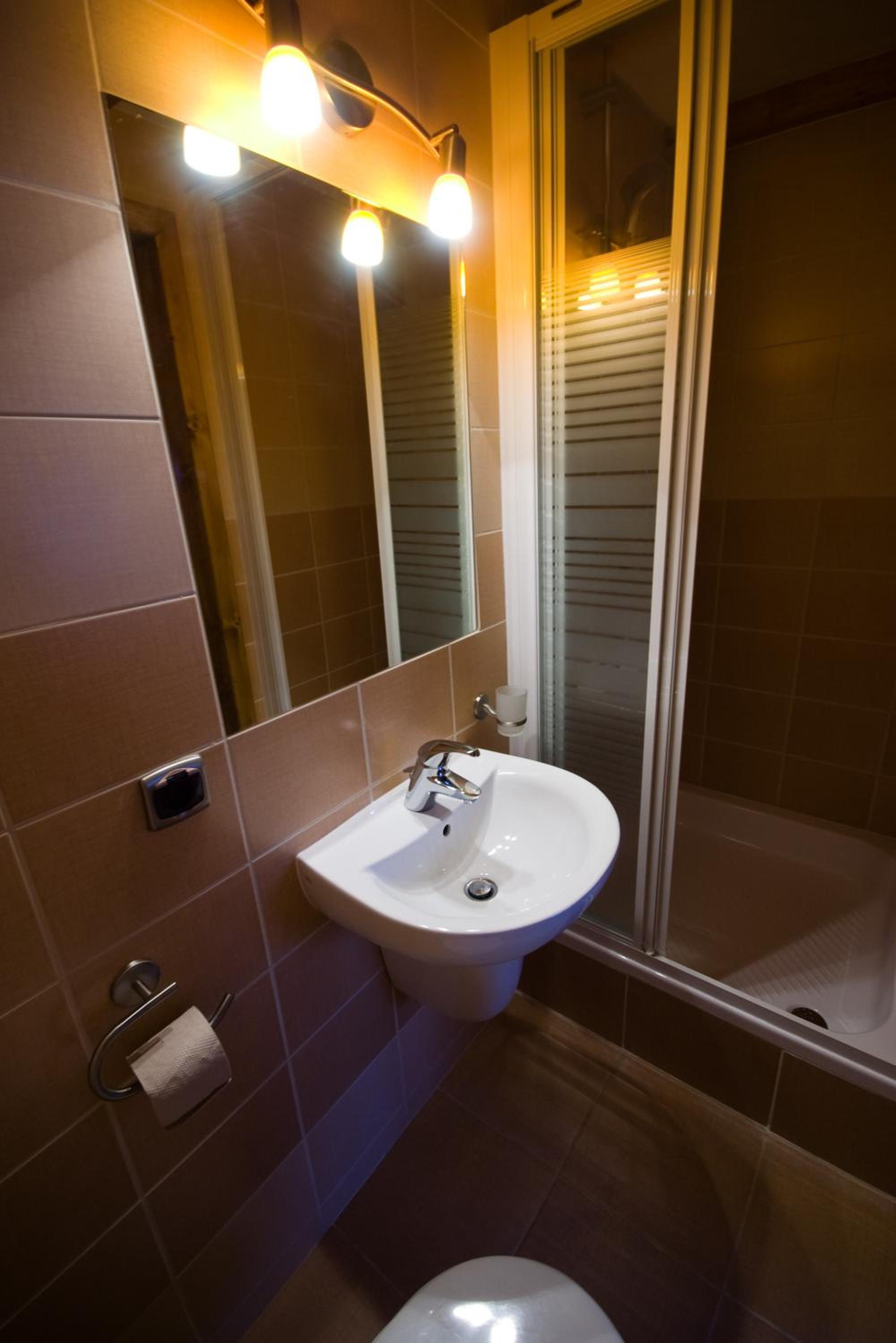Single Room with Bathroom photo 3