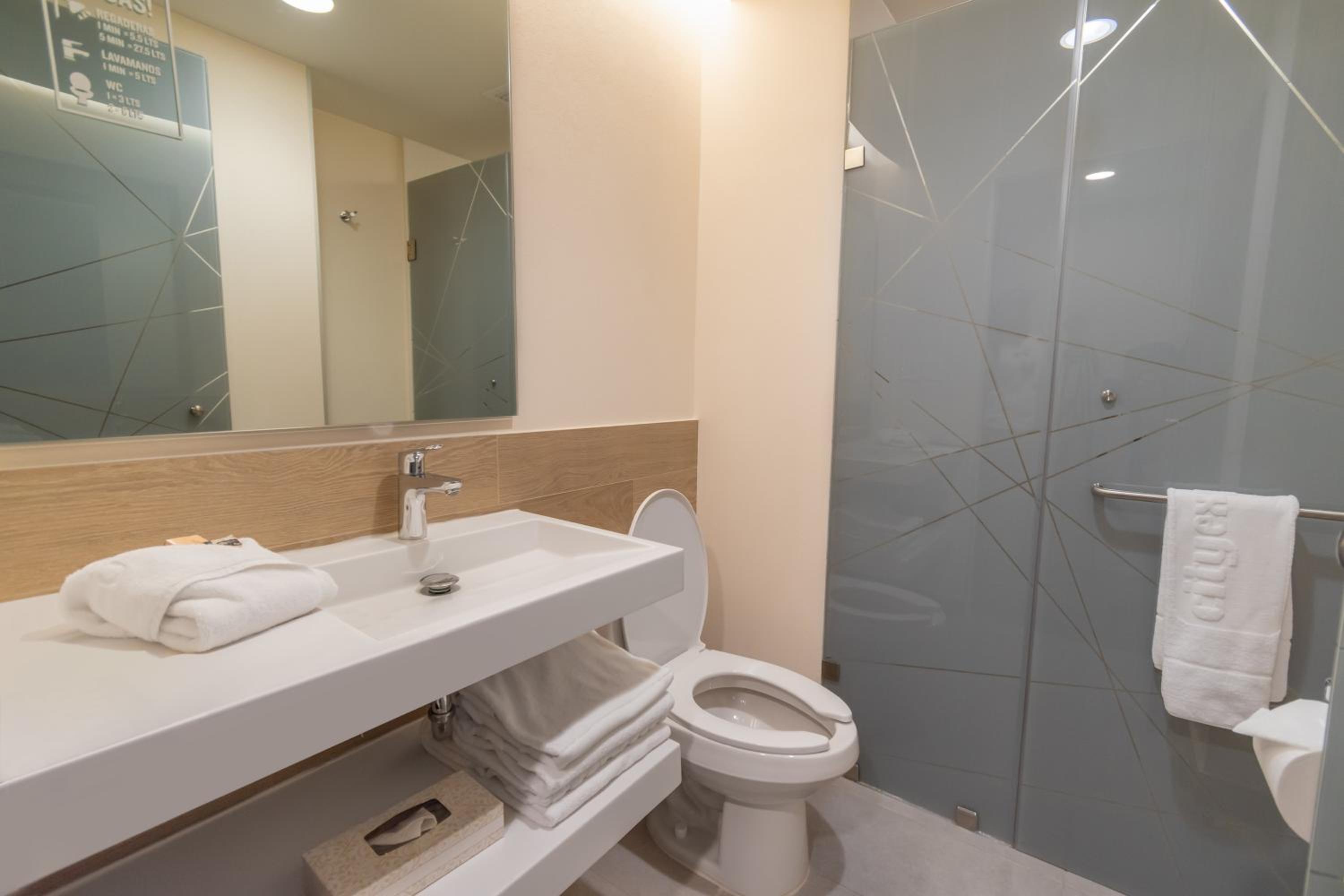 Standard King Room - Photo 5