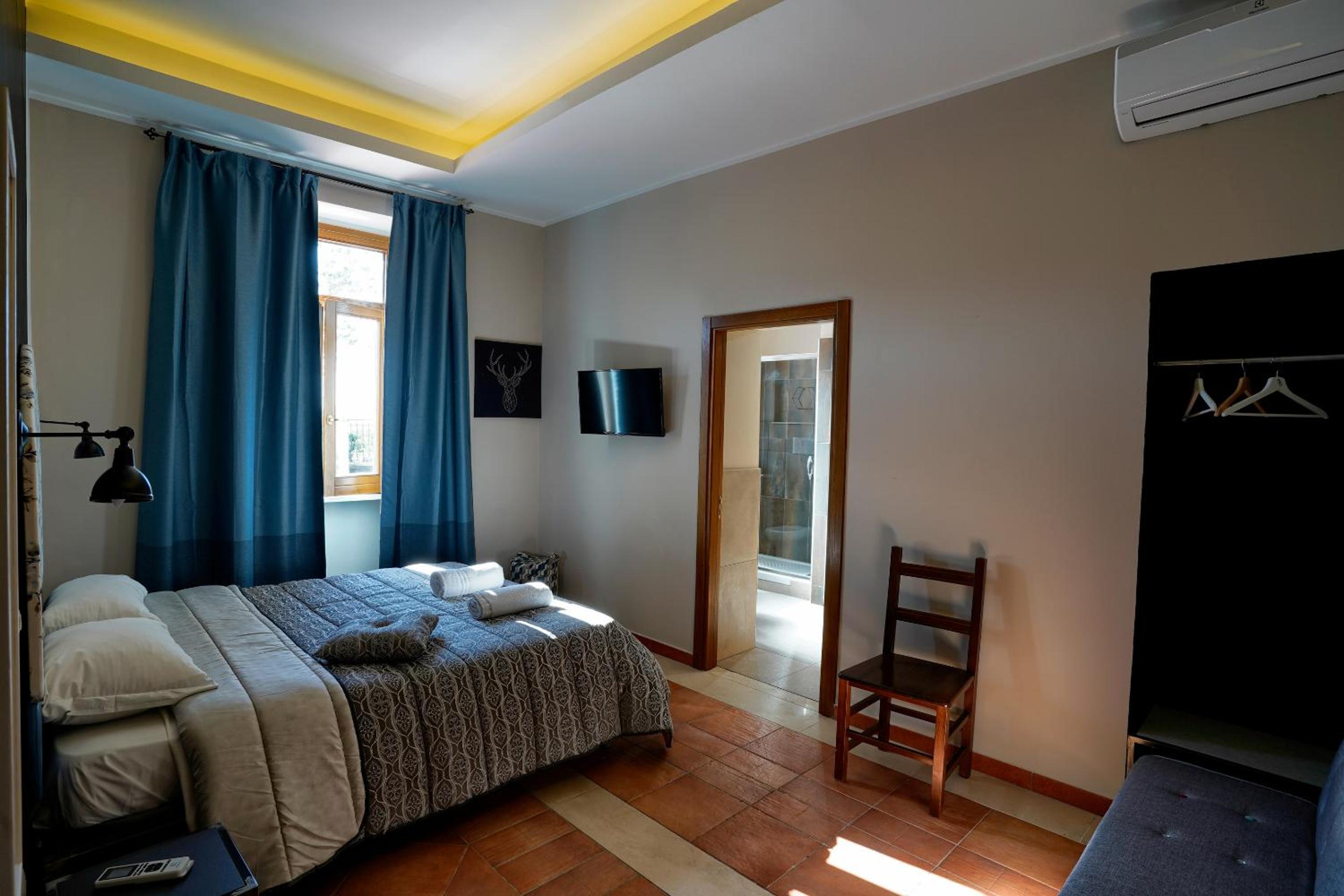 King Suite with Spa Bath - Photo 3