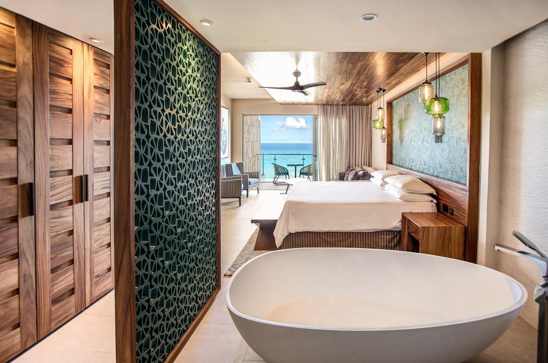 Suite with One King Bed and Bath Tub (Non Smoking)