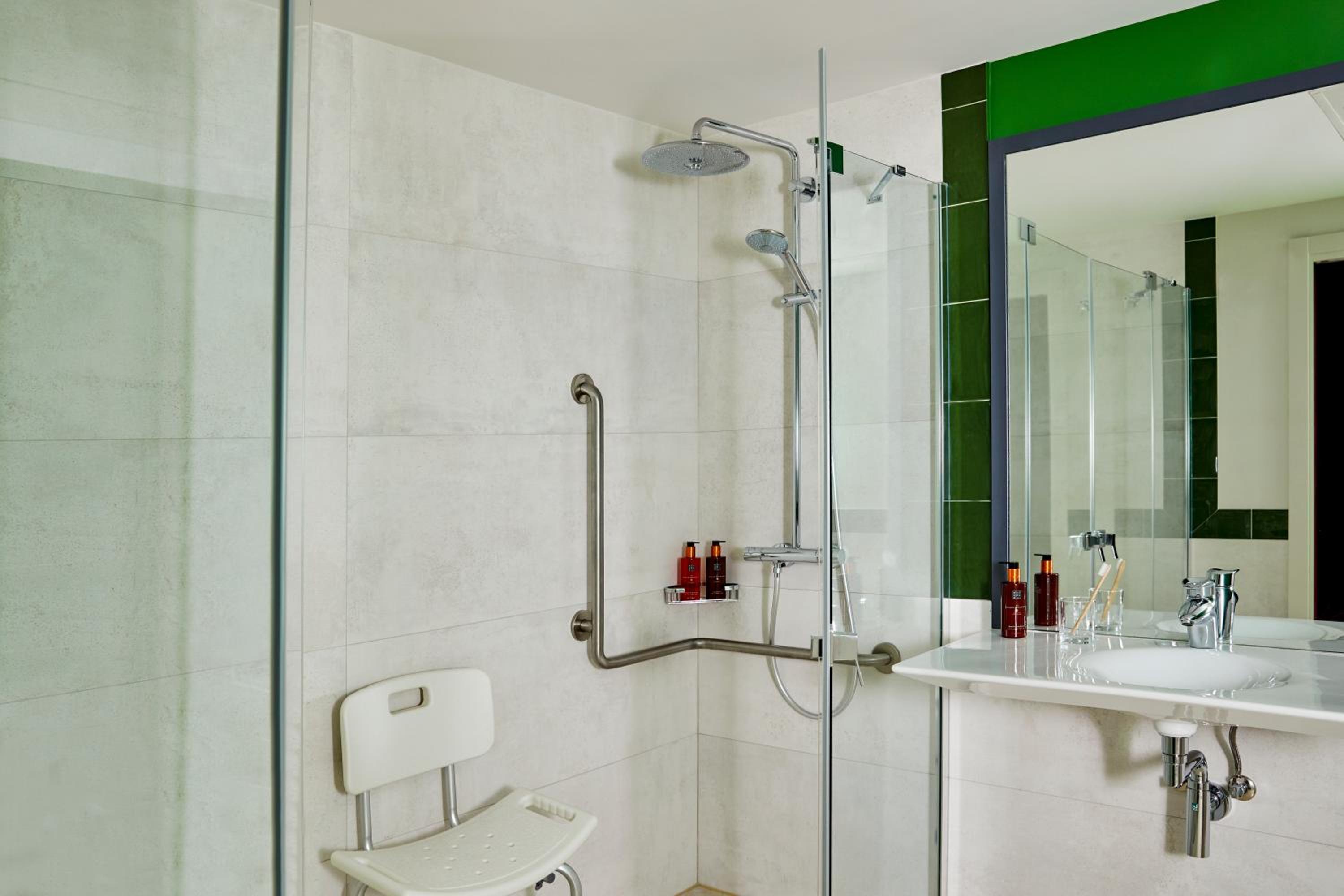 King Room - Mobility Access/Roll in Shower - Non-Smoking - Photo 10