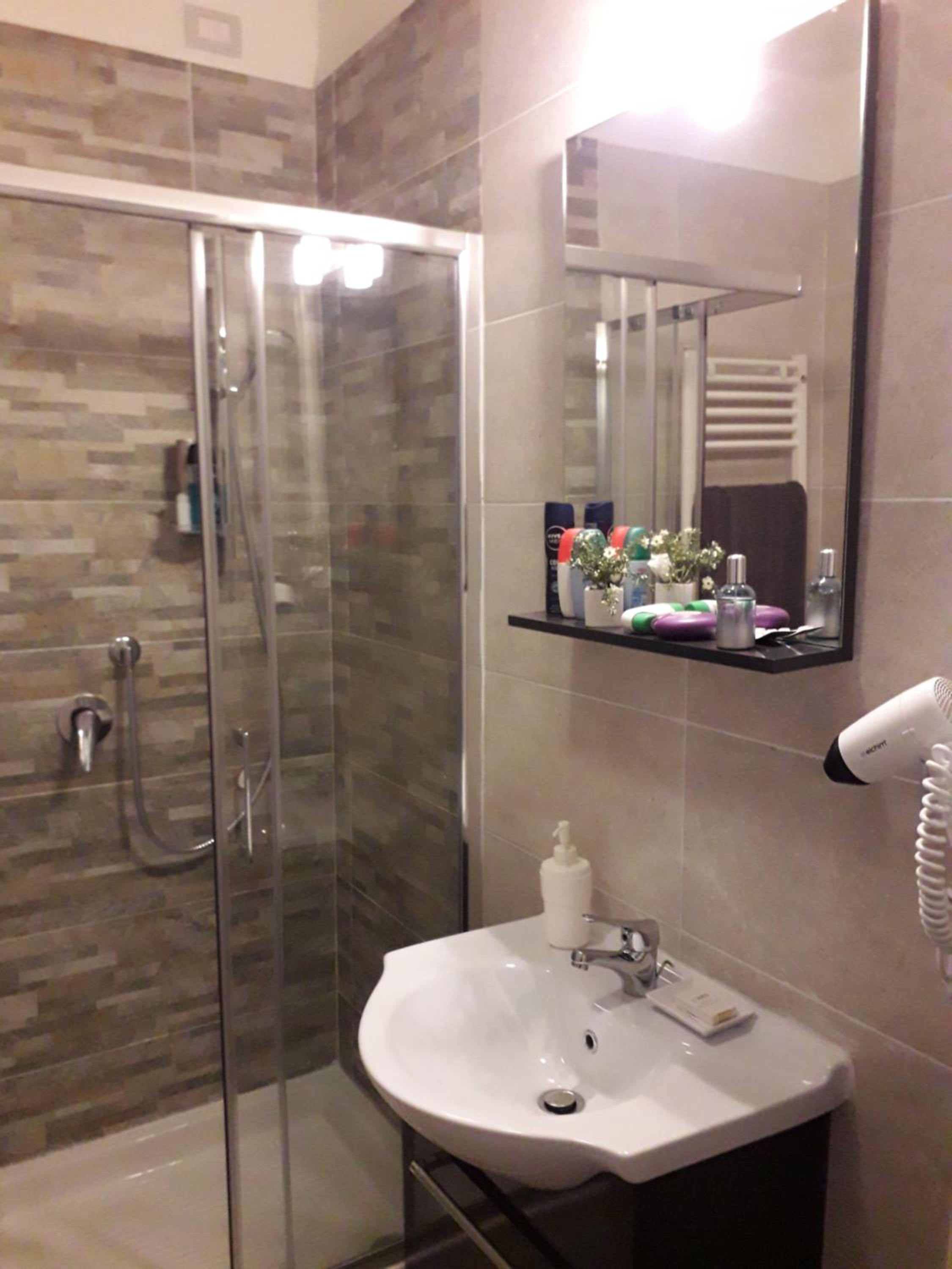 Double Room - Photo 5