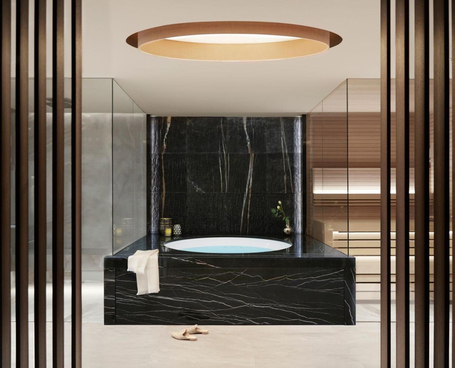 Suite with Spa Bath - Photo 2