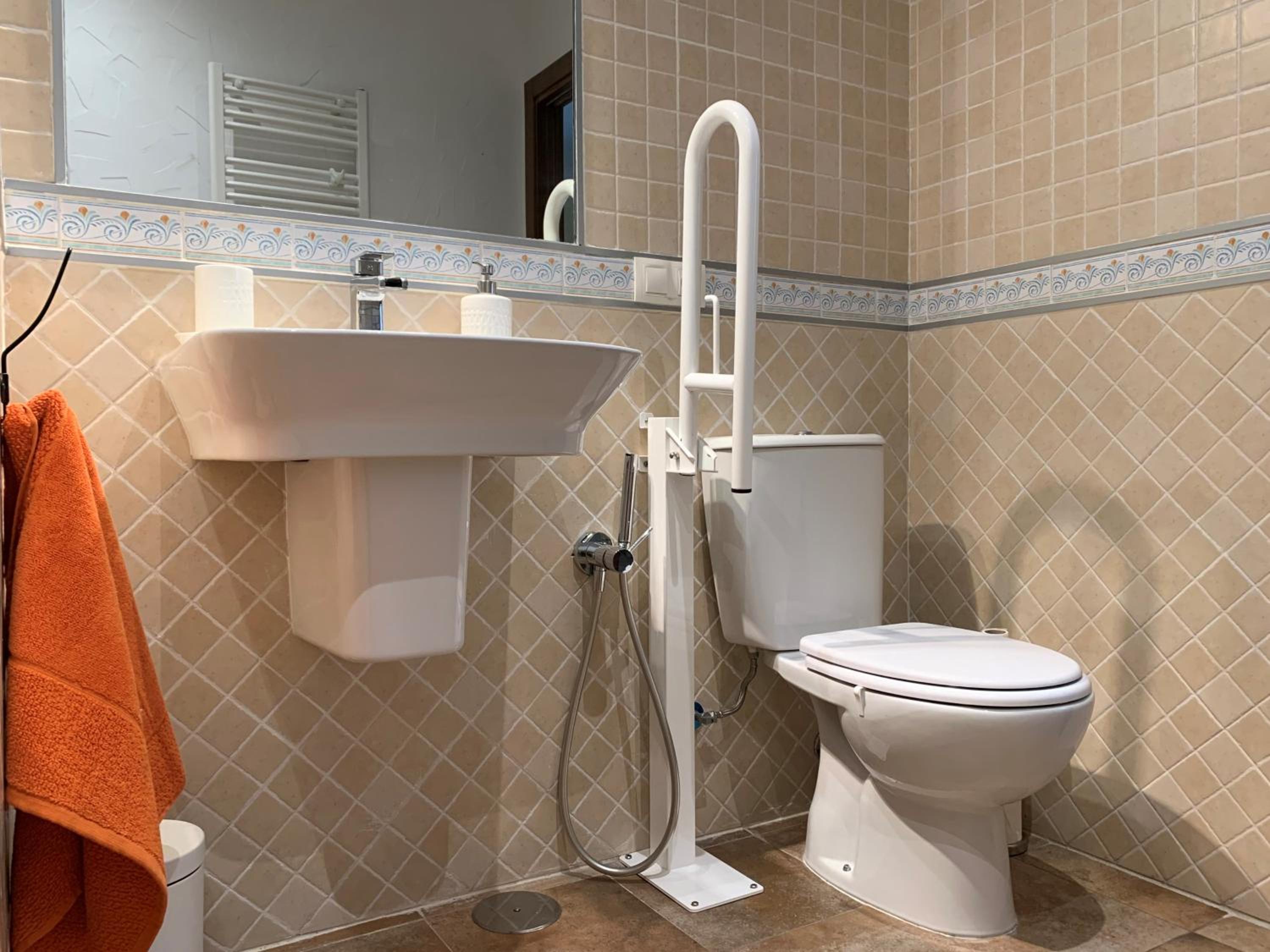 Four-Bedroom House - Photo 14