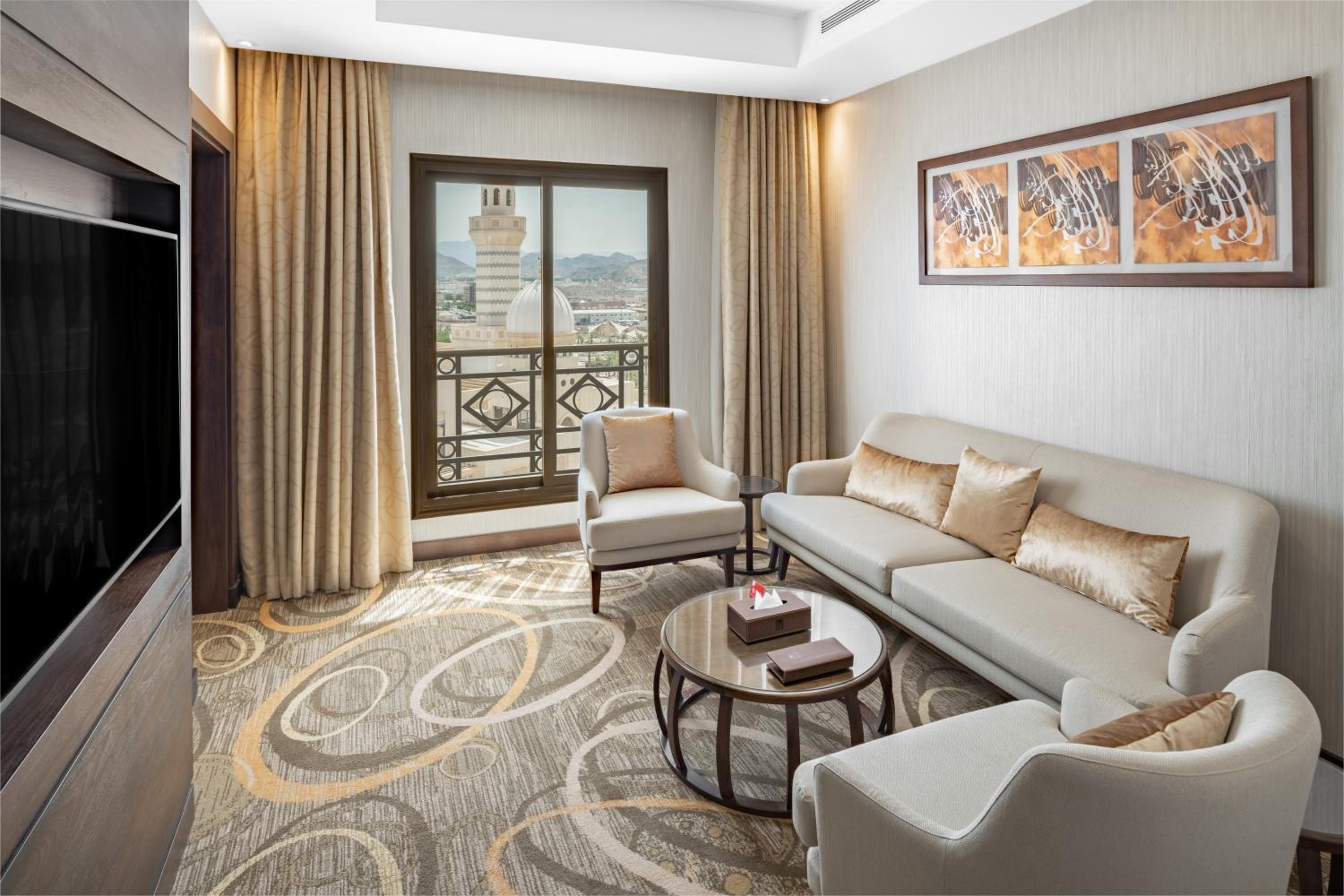 Executive Suite with One King Bed thumbnail 5