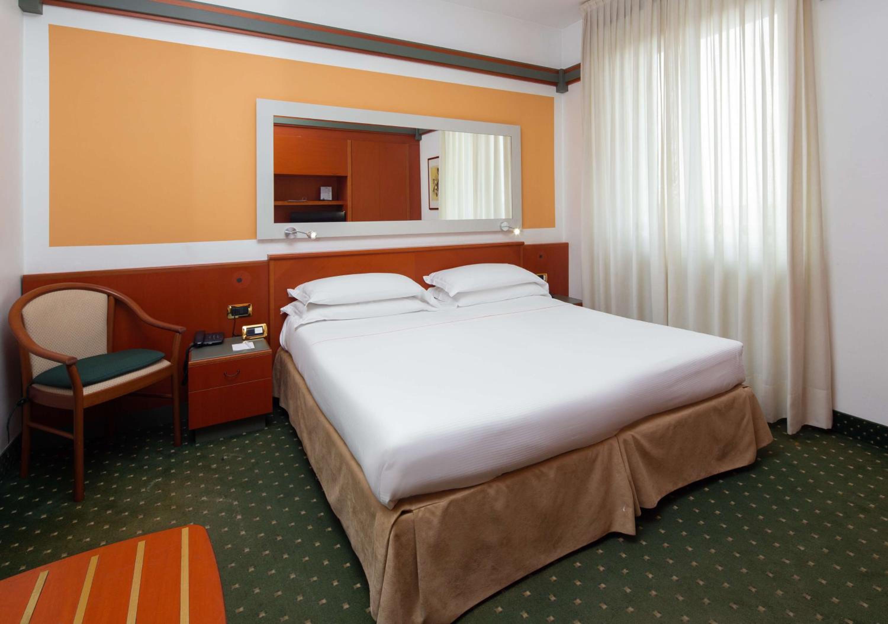 Economy Queen Room - Photo 2