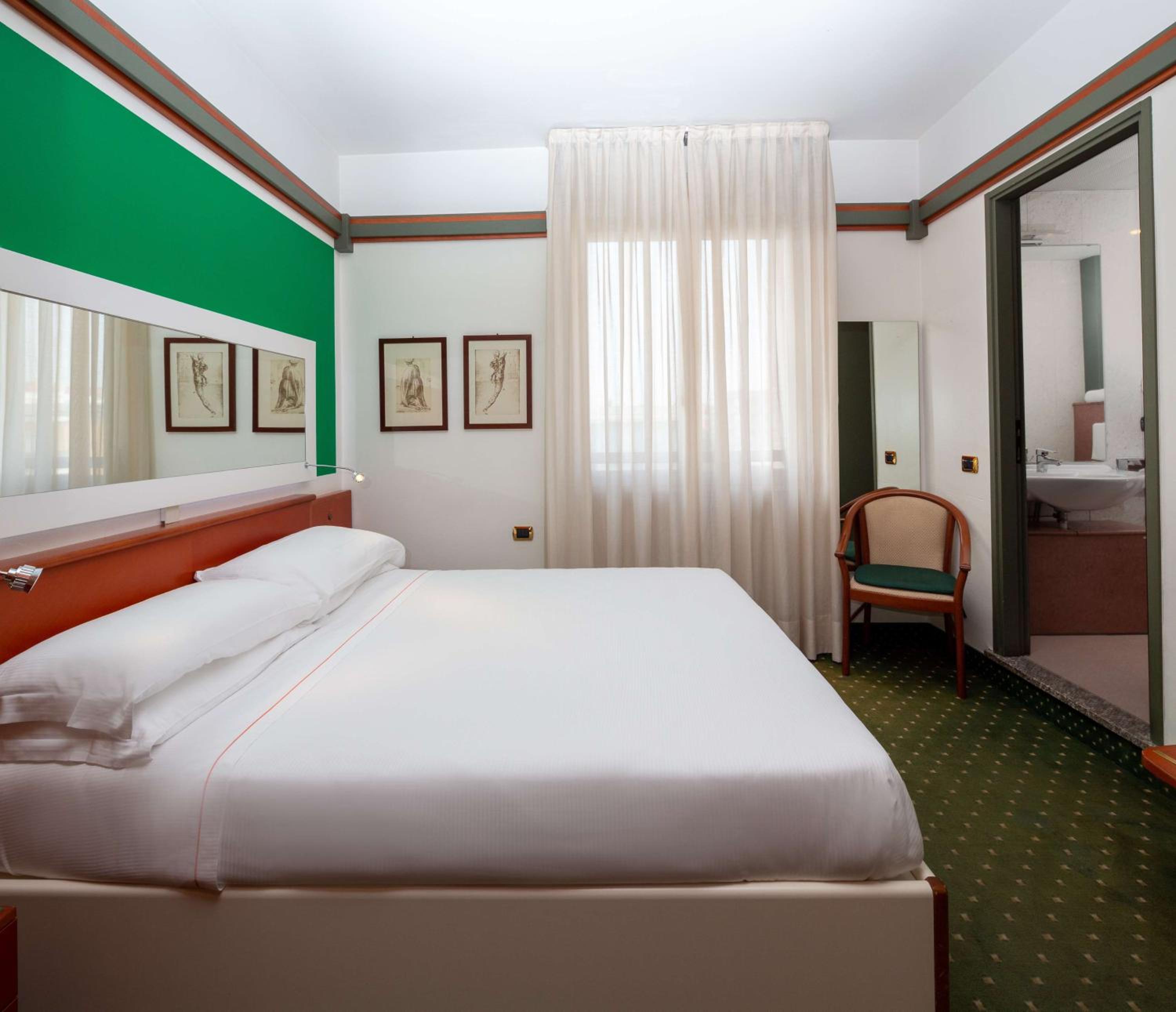 Classic King Room - Photo 8
