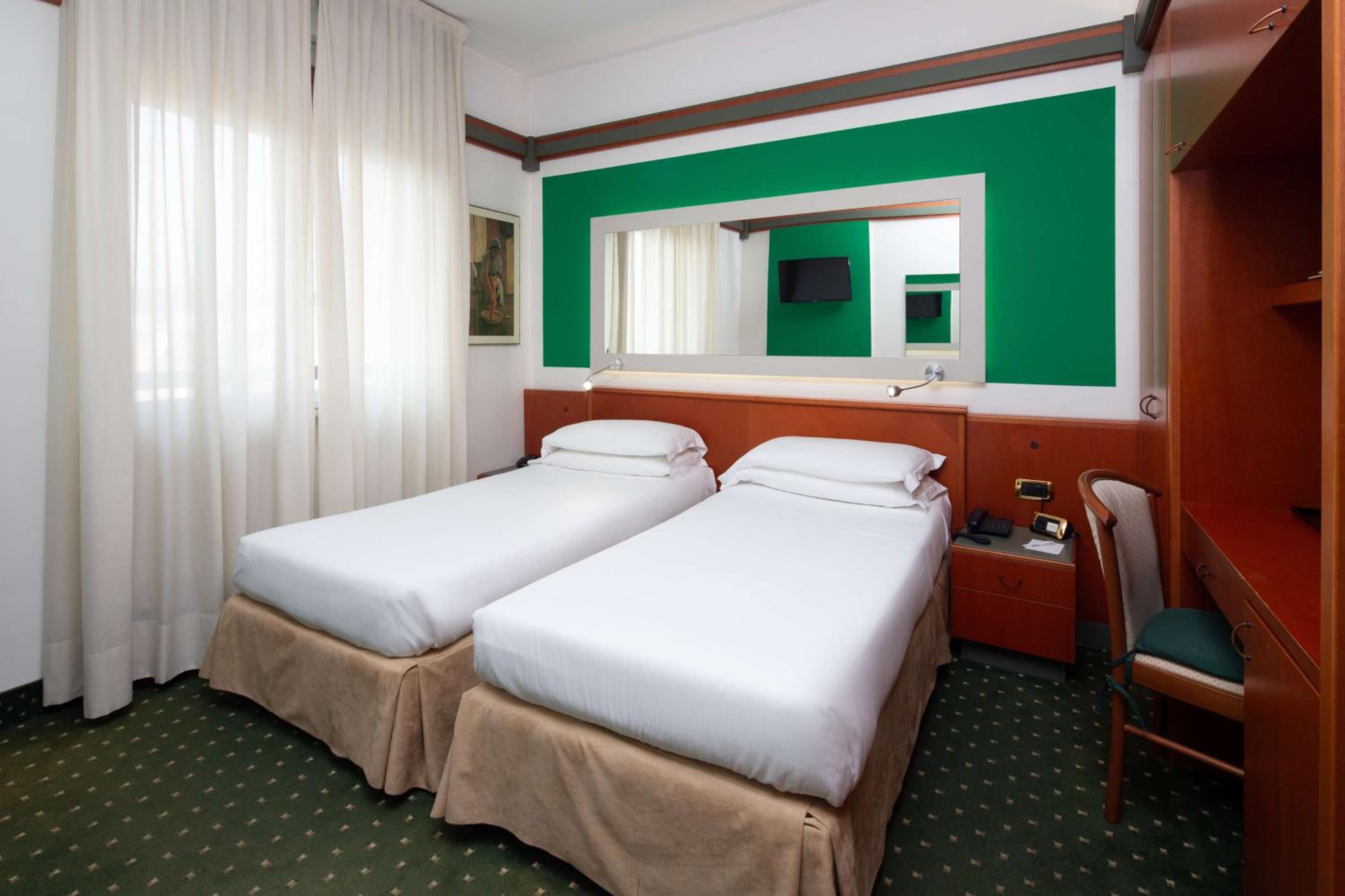 Classic King Room - Photo 9